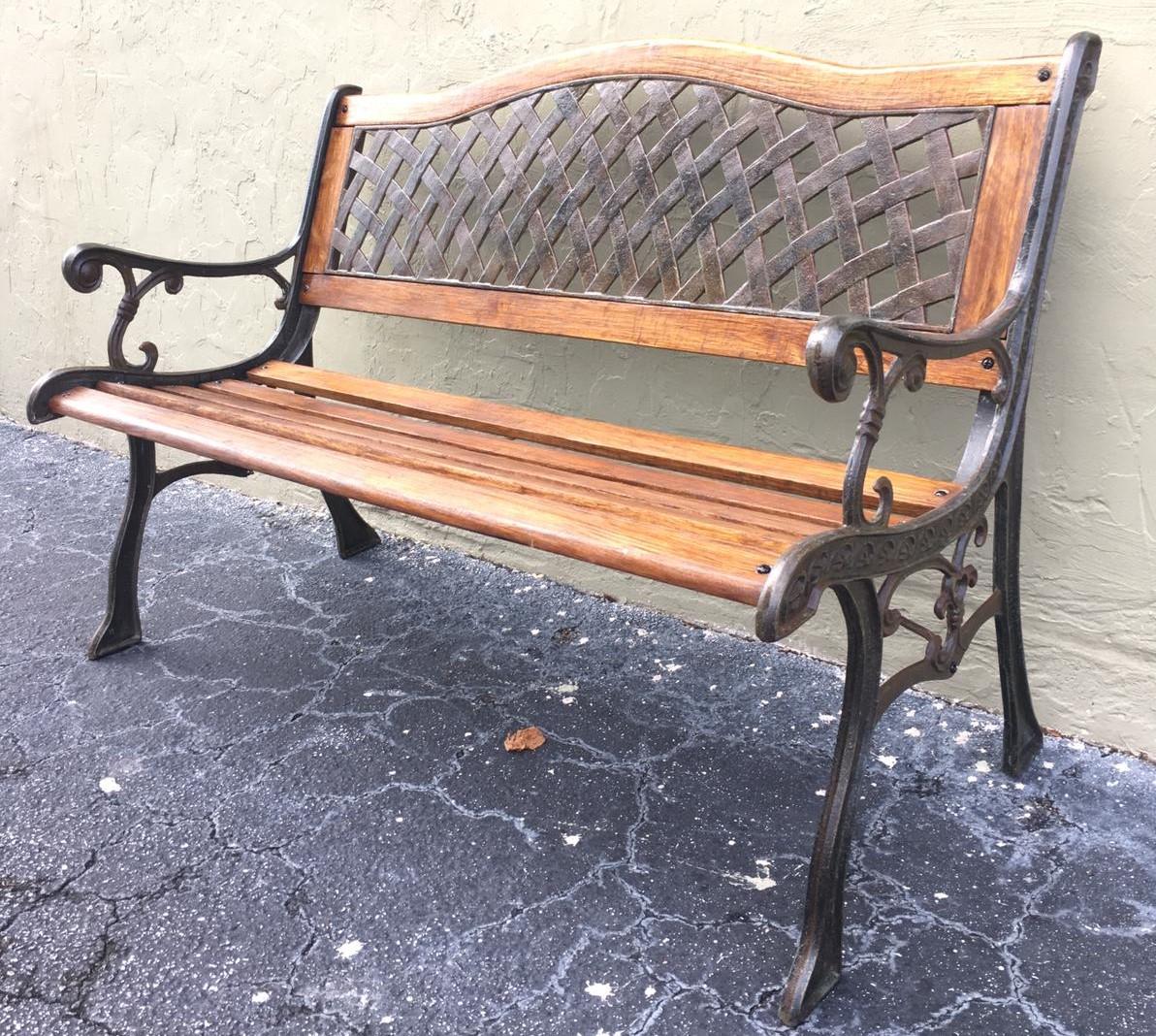 20th Century Oak and Cast Iron Garden or Park Bench In Good Condition In Miami, FL