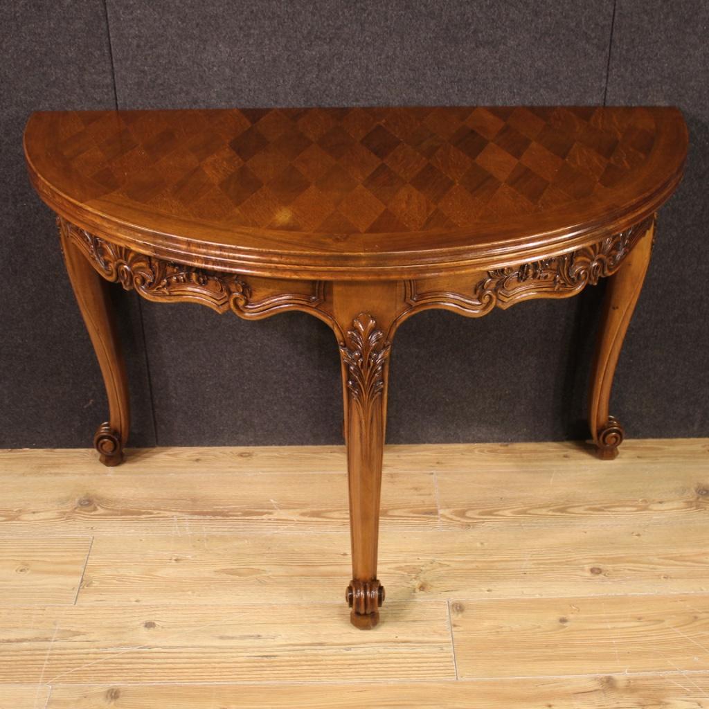 French table from 20th century. Demilune furniture carved and veneered in oak, beech and fruitwood of beautiful lines and pleasant furnishings. Table adorned with geometric decorations on the top which, once opened, reaches 120 cm in diameter, of