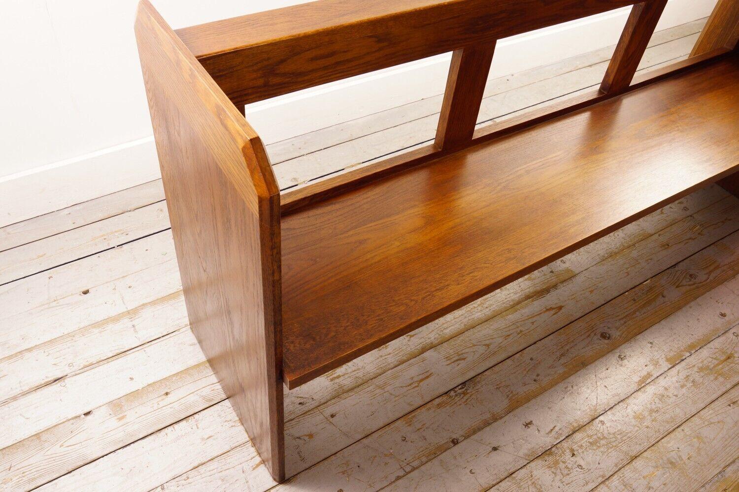 Eichenholztisch aus dem späten 20. 

Eine Eichenholzbank aus dem späten 20. Jahrhundert mit einer Breite von 180 cm. Kirchenbänke waren jahrhundertelang in Kirchen üblich und dienten als Sitzgelegenheit für Gottesdienstbesucher. Eichenholz, das für