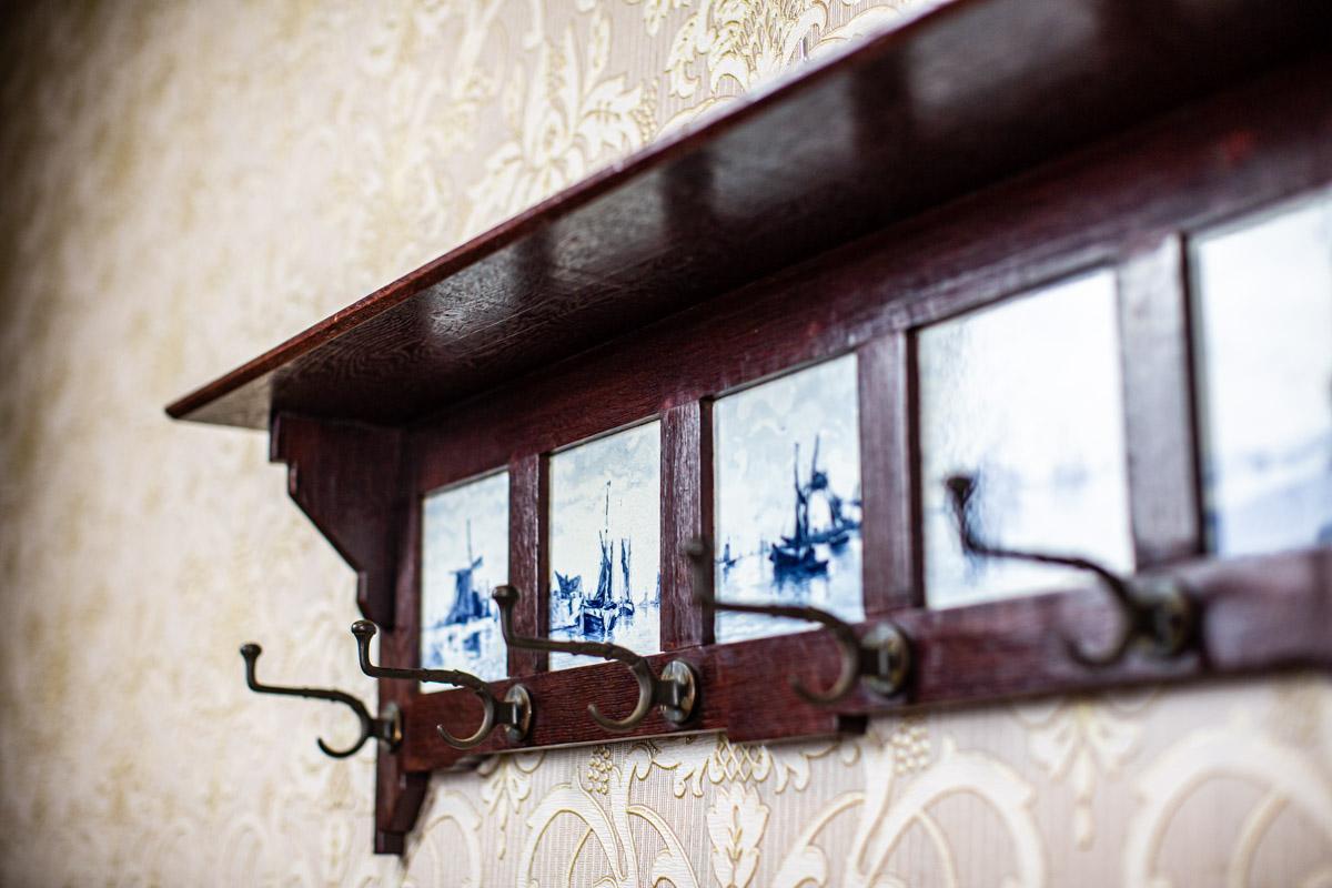 20th-Century Oak Coat Rack with Faience from Delft 6