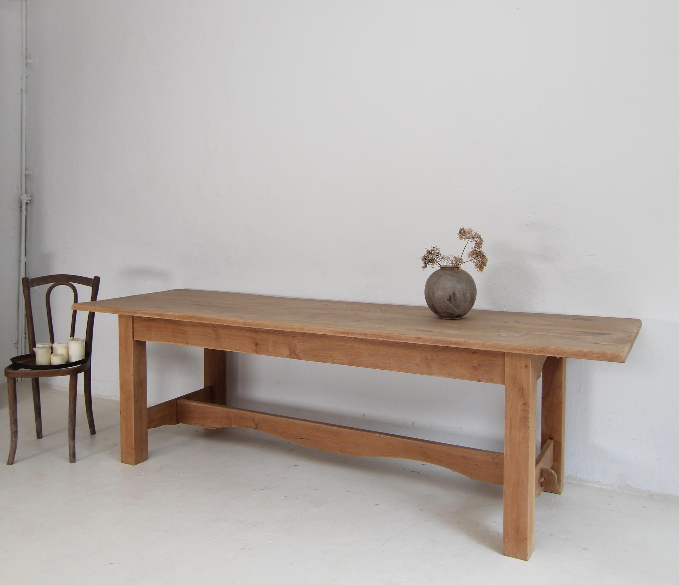 20th Century Oak Farm Dining Table In Good Condition In Dusseldorf, DE