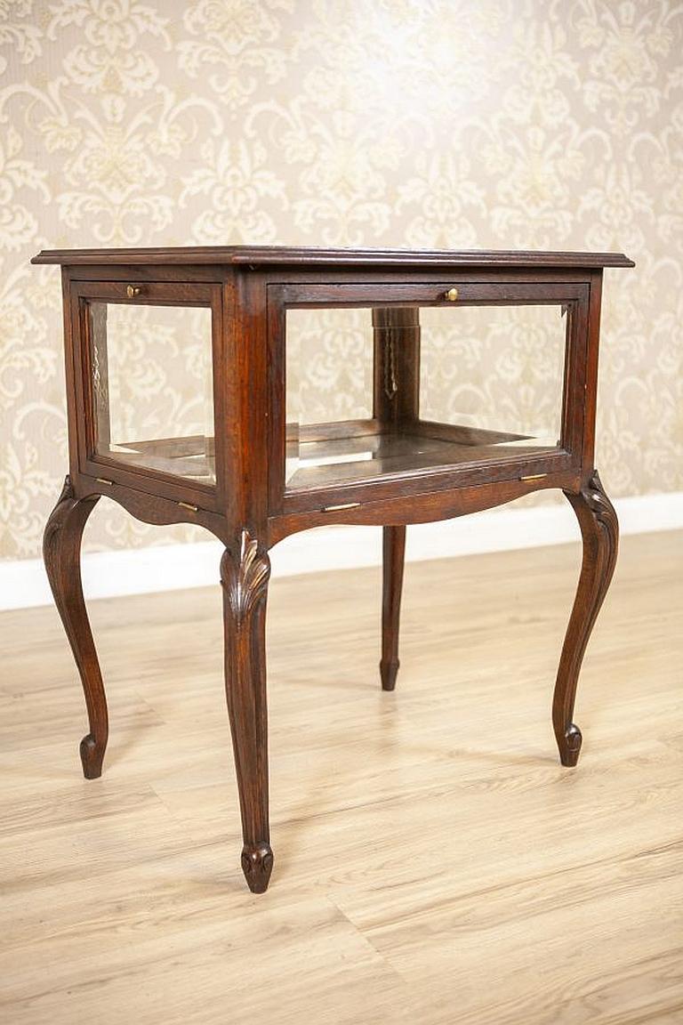 20th-Century Oak Tea Cabinet in Brown

We present you this oak piece of furniture from the early 20th century. The tea cabinet is placed on bent, neat legs, which are decorated with a floral motif. The apron is glazed and can be opened on all