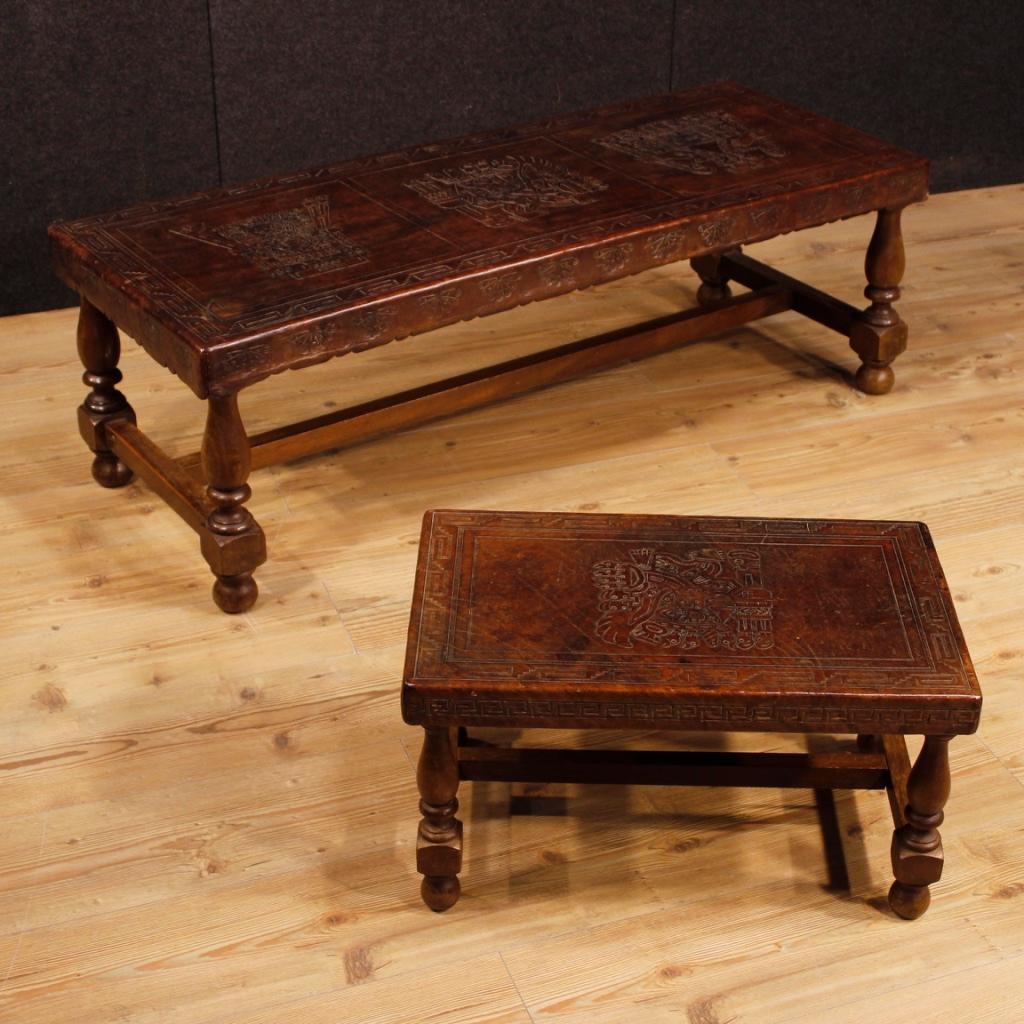 Spanish bench from the mid-20th century. Furniture carved in oak and covered in chiseled leather of pleasant decoration. Side table that can be easily placed in different parts of the house, of small size. Bench belonging to a set with a larger