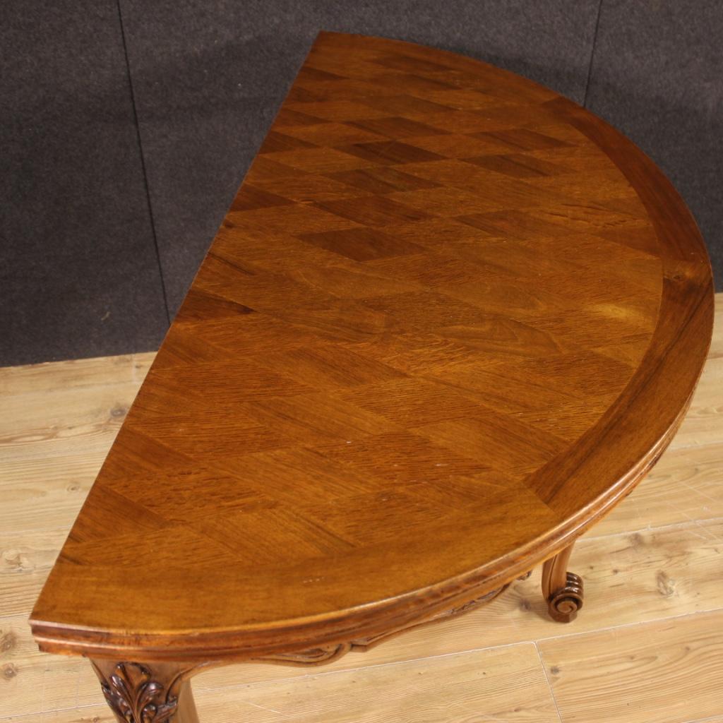 French table Demilune française en bois de chêne du 20e siècle avec décorations géométriques, 1960 en vente