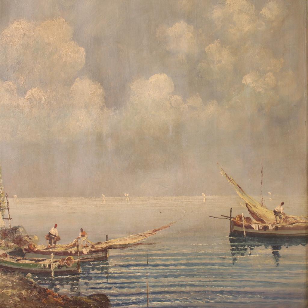 Italian painting from the first half of the 20th century. Artwork oil on board depicting a seascape, view with boats and fishermen, of good pictorial quality. Painting of great size and impact adorned with a carved and gilded wooden frame (bronze