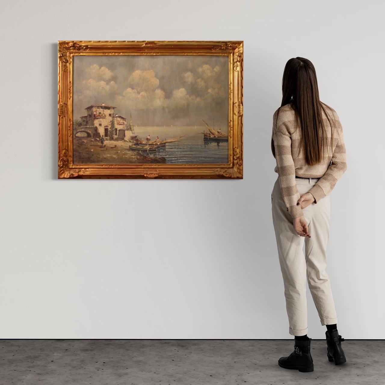 Italienische Malerei aus der ersten Hälfte des 20. Jahrhunderts. Kunstwerk Öl auf Karton, das eine Meereslandschaft mit Booten und Fischern darstellt, von guter malerischer Qualität. Gemälde von großer Größe und Wirkung mit einem geschnitzten und