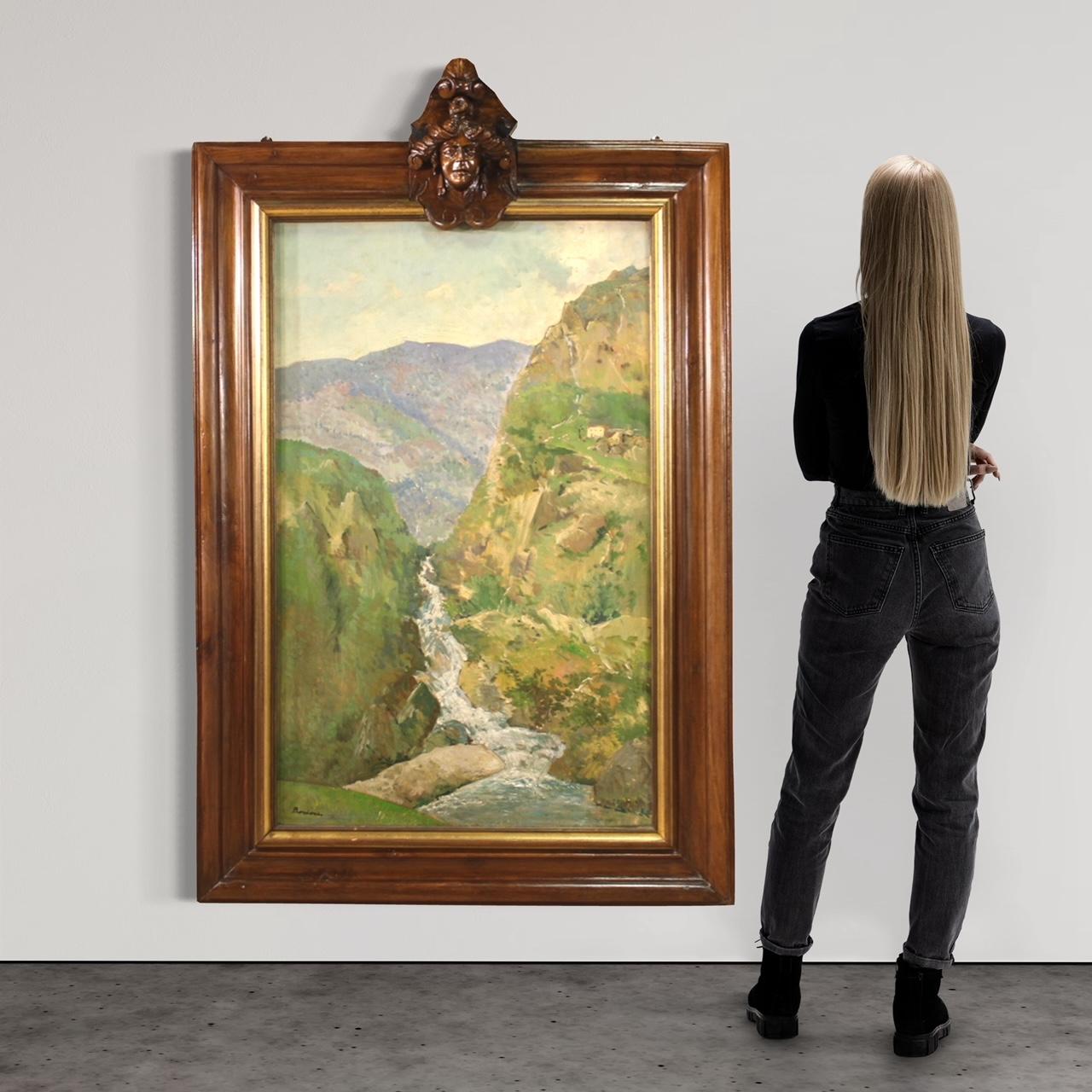 Großes italienisches Gemälde aus der Mitte des 20. Jahrhunderts. Öl auf Karton mit der Darstellung einer Berglandschaft mit Fluss und Häusern im impressionistischen Stil. Gemälde von außergewöhnlicher Größe, verziert mit einem Holzrahmen mit oberer