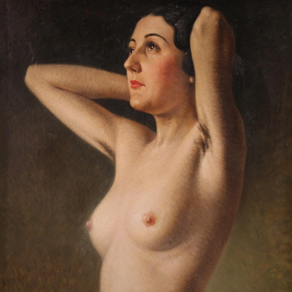 Italian painting from the first half of the 20th century. Artwork oil on board depicting female nude, Model posing, with excellent pictorial quality. Beautifully sized and pleasantly decorated painting for antique dealers, decorators and nude