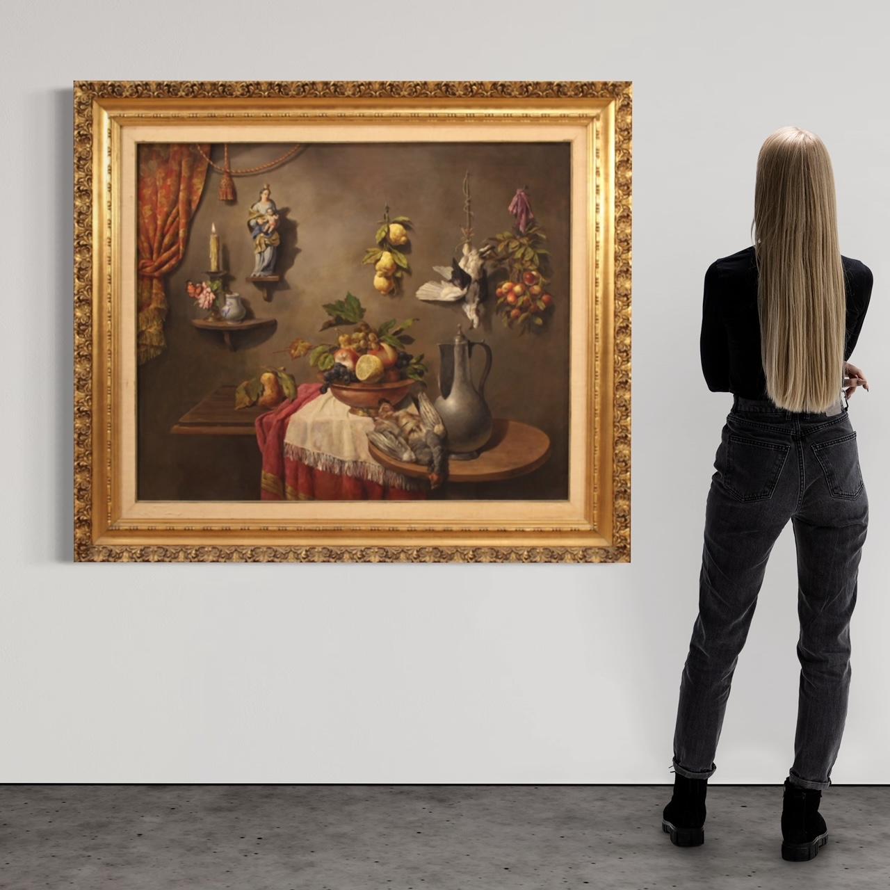 Italienische Malerei aus der Mitte des 20. Jahrhunderts. Öl auf Leinwand, das ein besonderes Trompe-l'Oeil-Stillleben mit Wild, Obst, Keramik und Skulpturen von hervorragender malerischer Qualität darstellt. Gemälde von großem Ausmaß und großer