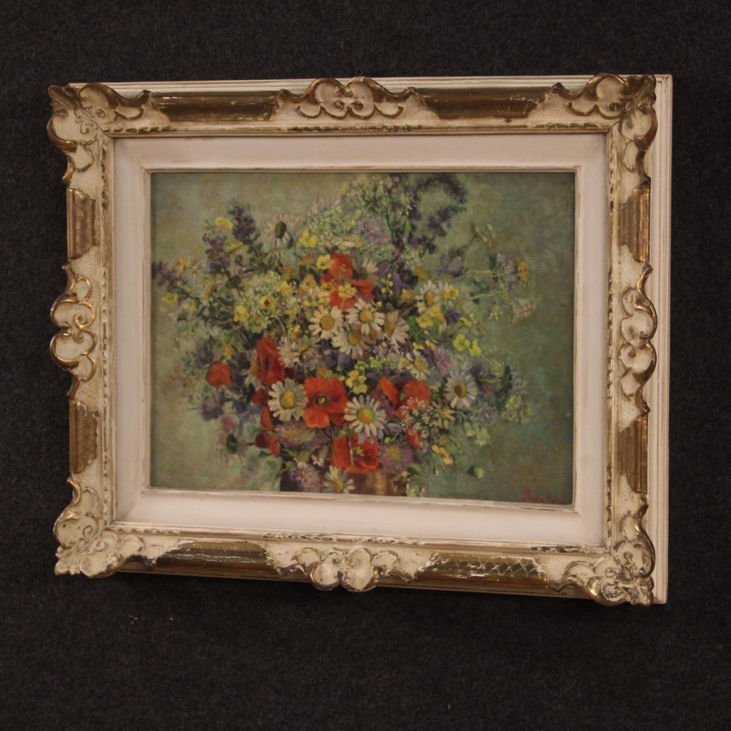 20th century Italian painting. Oil painting on cardboard depicting a bright still life with flowers of good pictorial quality. Small framework with carved, lacquered and gilded wooden frame, beautifully decorated. Complete frame of lacquered wooden
