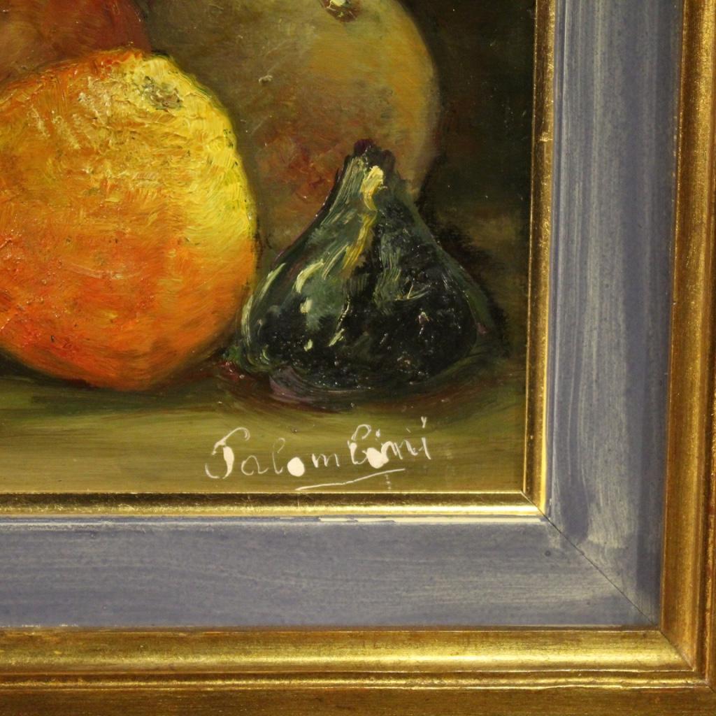 Italian painting from the second half of the 20th century. Framework oil on cardboard depicting still life with fruits of good pictorial quality. Signed painting in the lower right corner (see photo), missing authenticity. Beautiful lacquered and