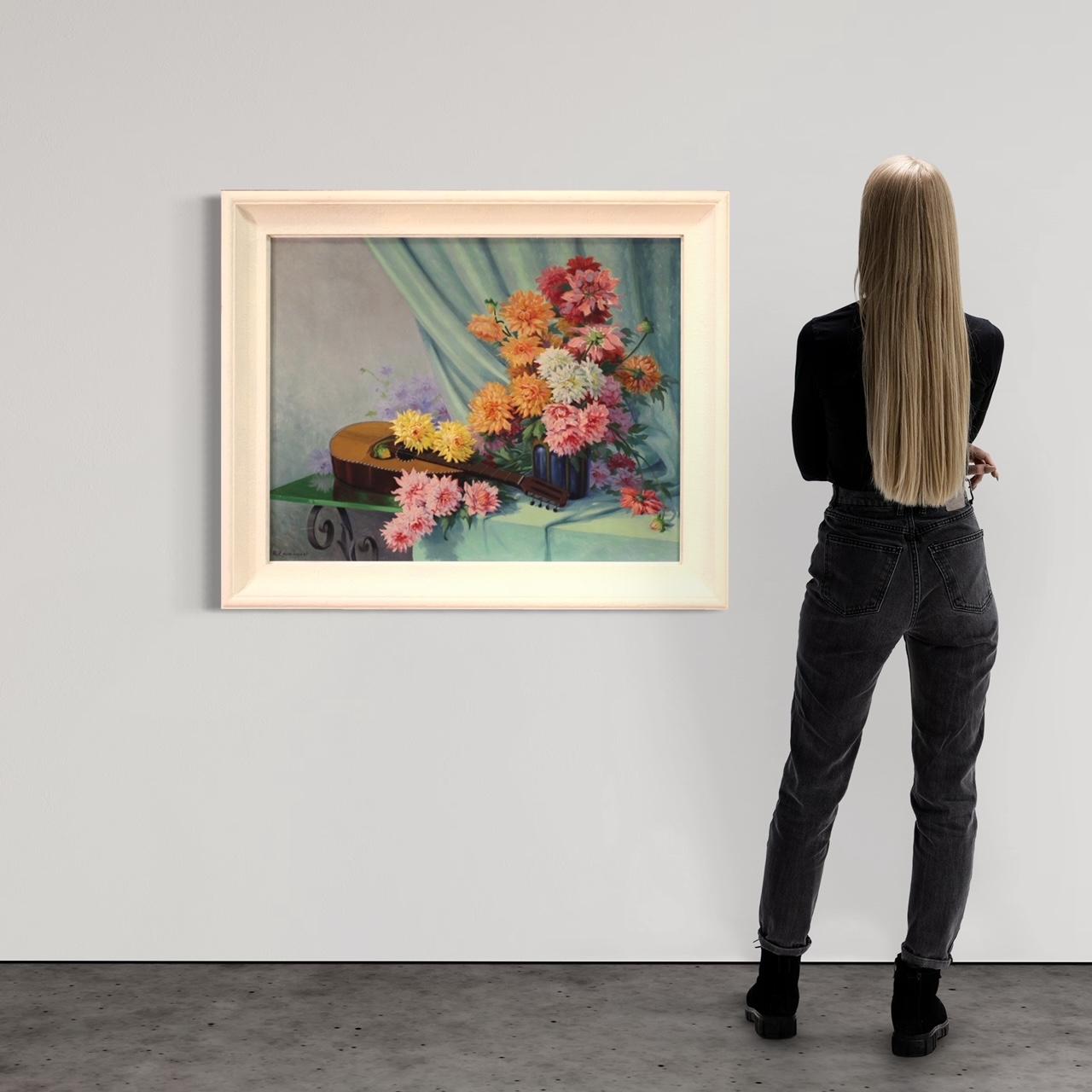 Französische Malerei aus der zweiten Hälfte des 20. Jahrhunderts. Öl auf Masonit, das ein leuchtendes Stillleben mit Blumen und Gitarre von guter malerischer Qualität darstellt. Gemälde signiert unten links R. Emmanuel (siehe Foto) Signatur unter