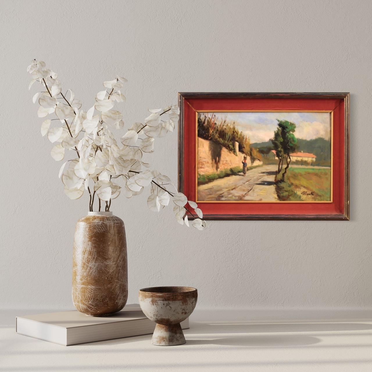 Pintura italiana de mediados del siglo XX. Obra de arte al óleo sobre masonita que representa un paisaje campestre con una campesina de buena calidad pictórica. Cuadro de hermosas dimensiones y proporciones adornado con un marco de madera con papel