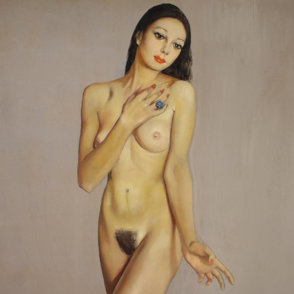 Italienisches Gemälde, signiert und datiert 1969. Kunstwerk in Öl auf Masonit, das einen großen, attraktiven weiblichen Akt darstellt. Das Gemälde ist mit einem einfachen Holzrahmen mit leichten Gebrauchsspuren verziert (siehe Foto).

Gemälde