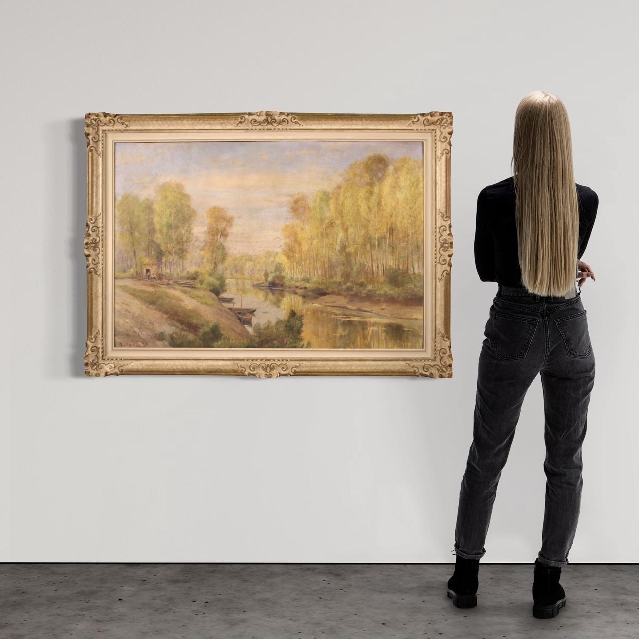 Pintura italiana de mediados del siglo XX. Pintura al óleo sobre masonita que representa una vista del campo, paisaje fluvial con barcos y personajes de buena calidad pictórica. Cuadro adornado con un marco de madera lacada y dorada (color bronce)