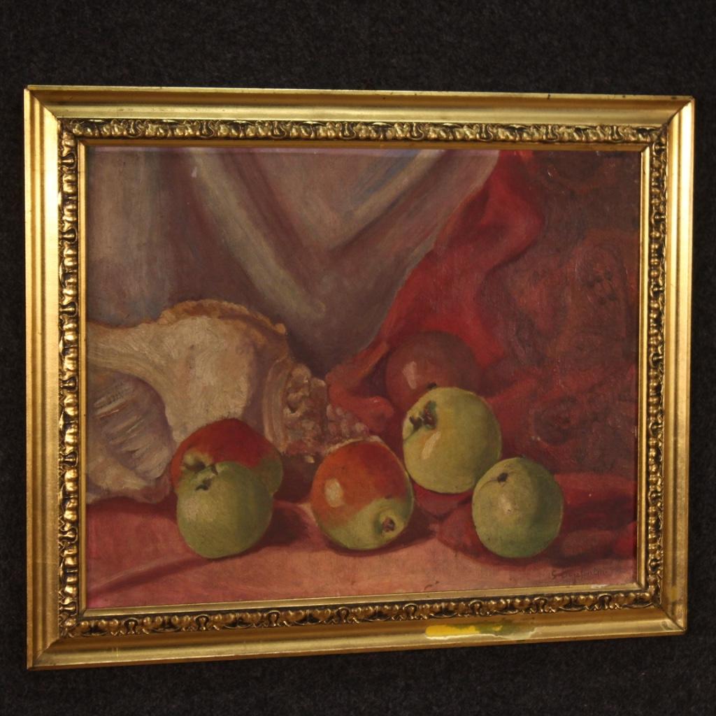 Peinture italienne datée de 1930. Cadre à l'huile sur panneau représentant une nature morte avec des coquillages et des pommes, de bonne qualité picturale. Peinture signée en bas à droite S. Bonfantini (voir photo) référençable à Sergio Bonfantini