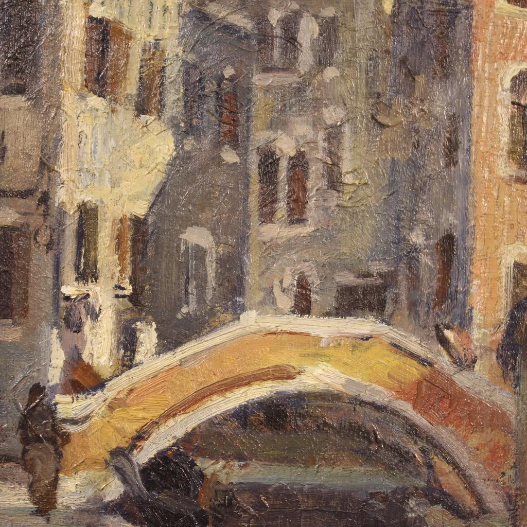 Peinture italienne de la première moitié du XXe siècle. Huile sur panneau représentant une vue de Venise, Maison de Carlo Goldoni, de bonne qualité picturale. Cadre de la seconde moitié du XXe siècle, en bois et plâtre, laqué et doré, avec