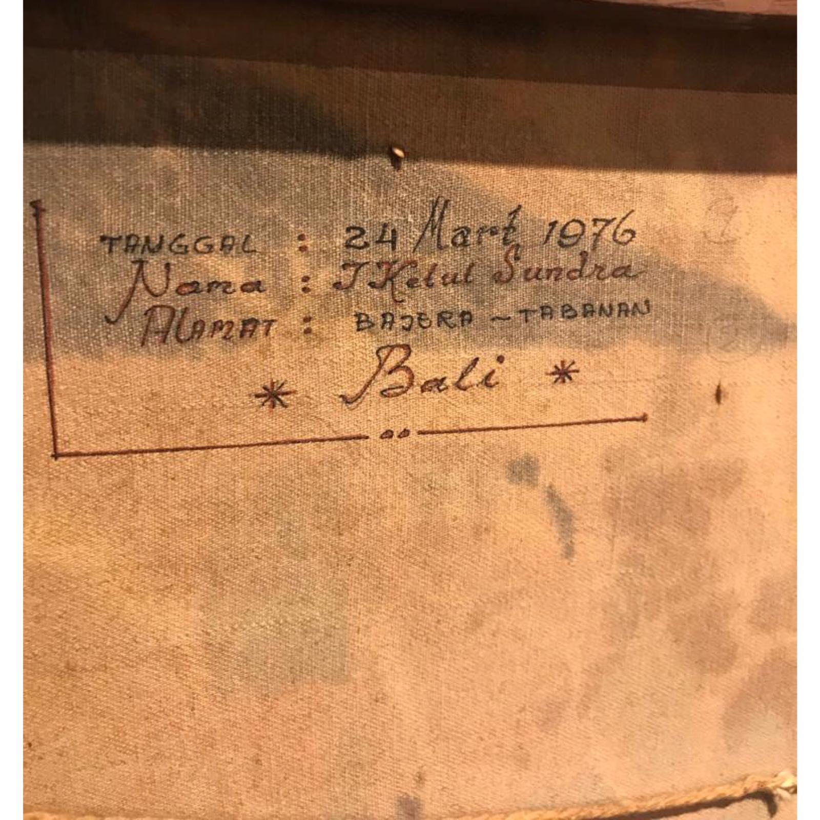 Balinesische Szene des 20. Jahrhunderts, Öl- oder Acryl, signiert vom Künstler Ketut Sundra, 1976 (Stammeskunst) im Angebot
