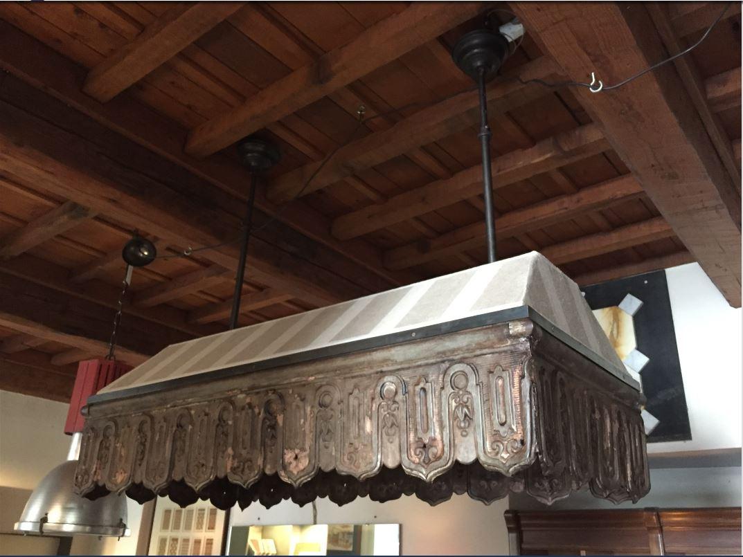 20th century old zinc decoration with fabric Italian adjustable ceiling lamp
This ceiling lamp is provided with a fabric screen to hide the six bulb lamps
Measurements: cm.57 x 125 x height from cm.110 to cm.150.