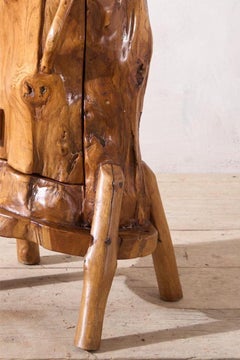 Armario auxiliar de montaña español de madera de olivo del siglo XX