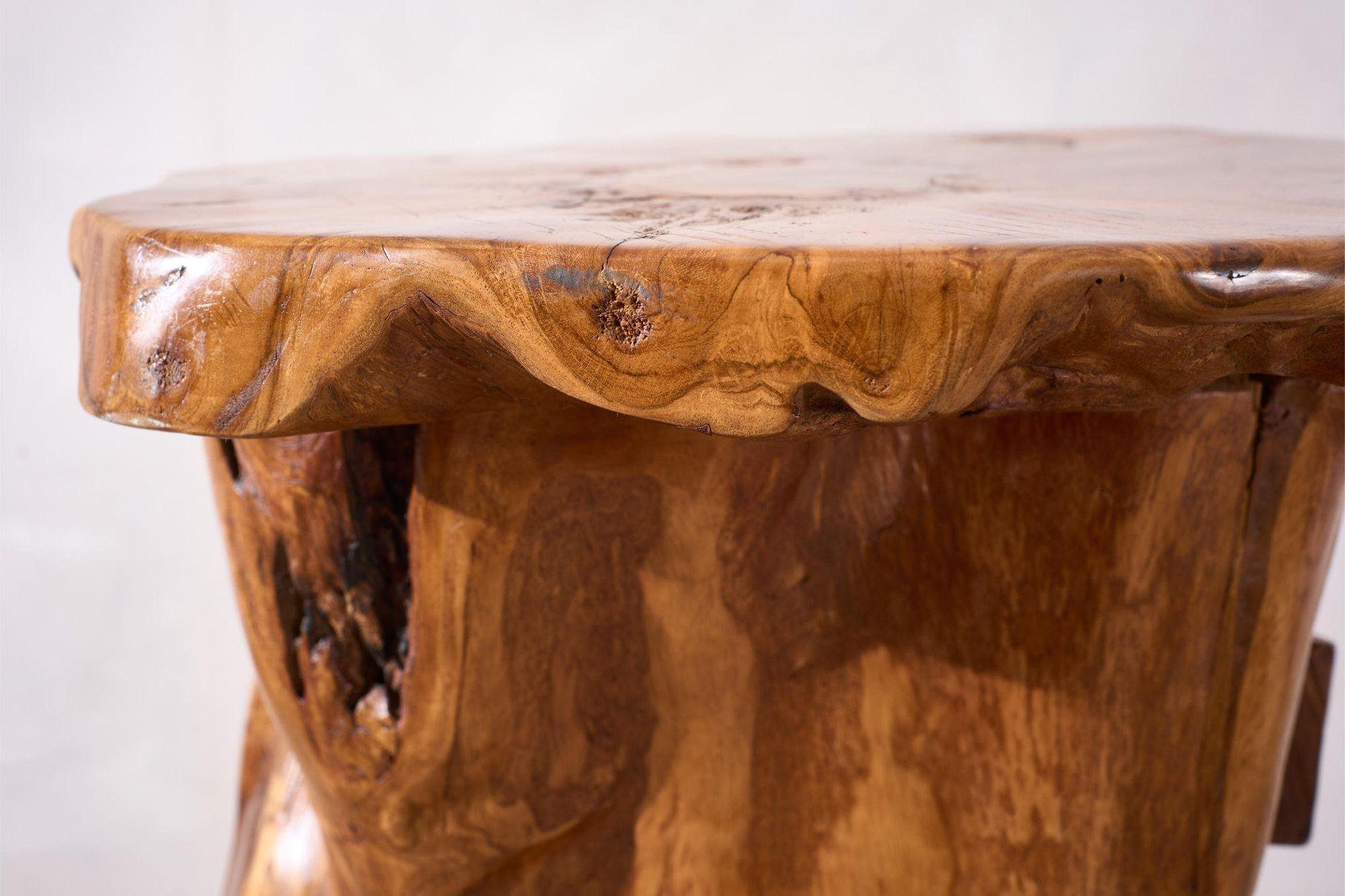 Armoire d'appoint de montagne espagnole du 20e siècle en bois d'olivier en vente 1