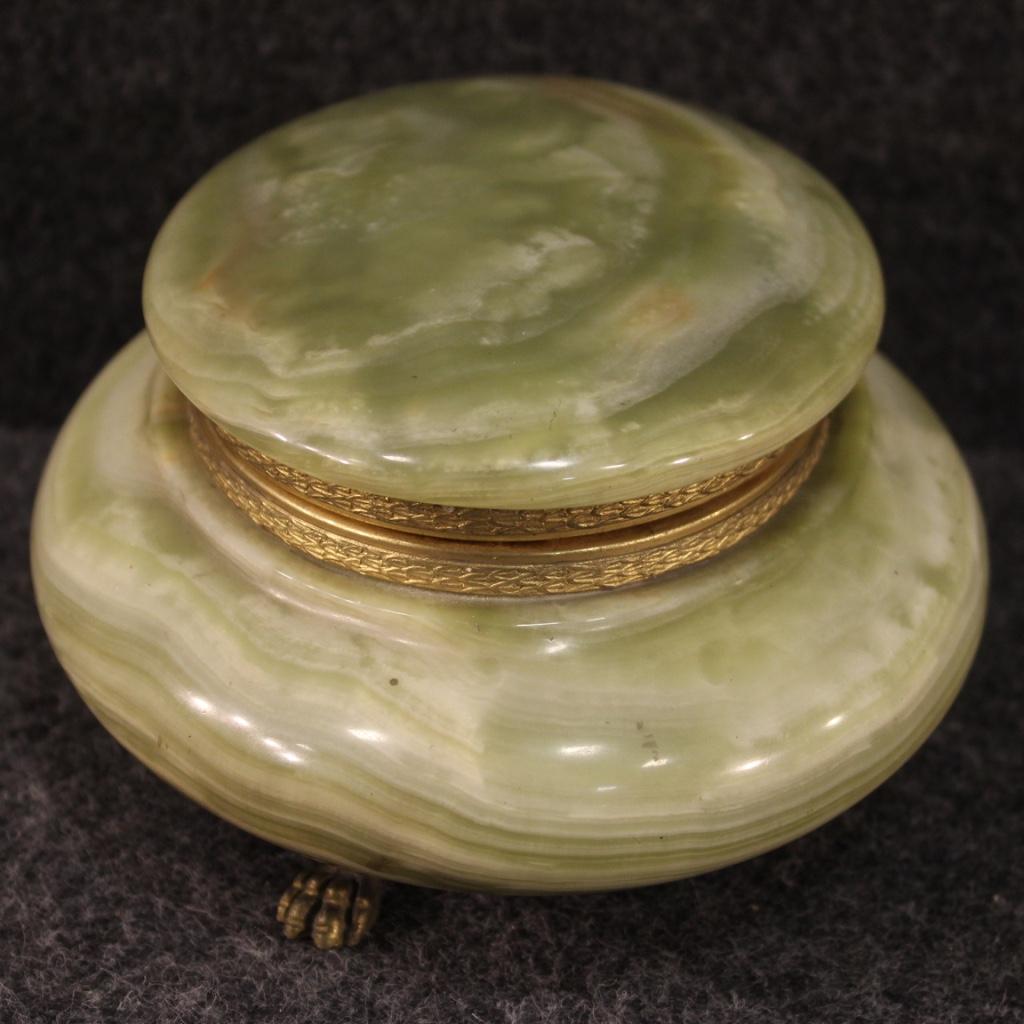 Italian jewelry box from the mid-20th century. Onyx and gilded and chiseled brass object supported by three zoomorphic feet. Jewelry box with openable top of nice size and pleasant impact, for antique dealers and collectors. It does not have any