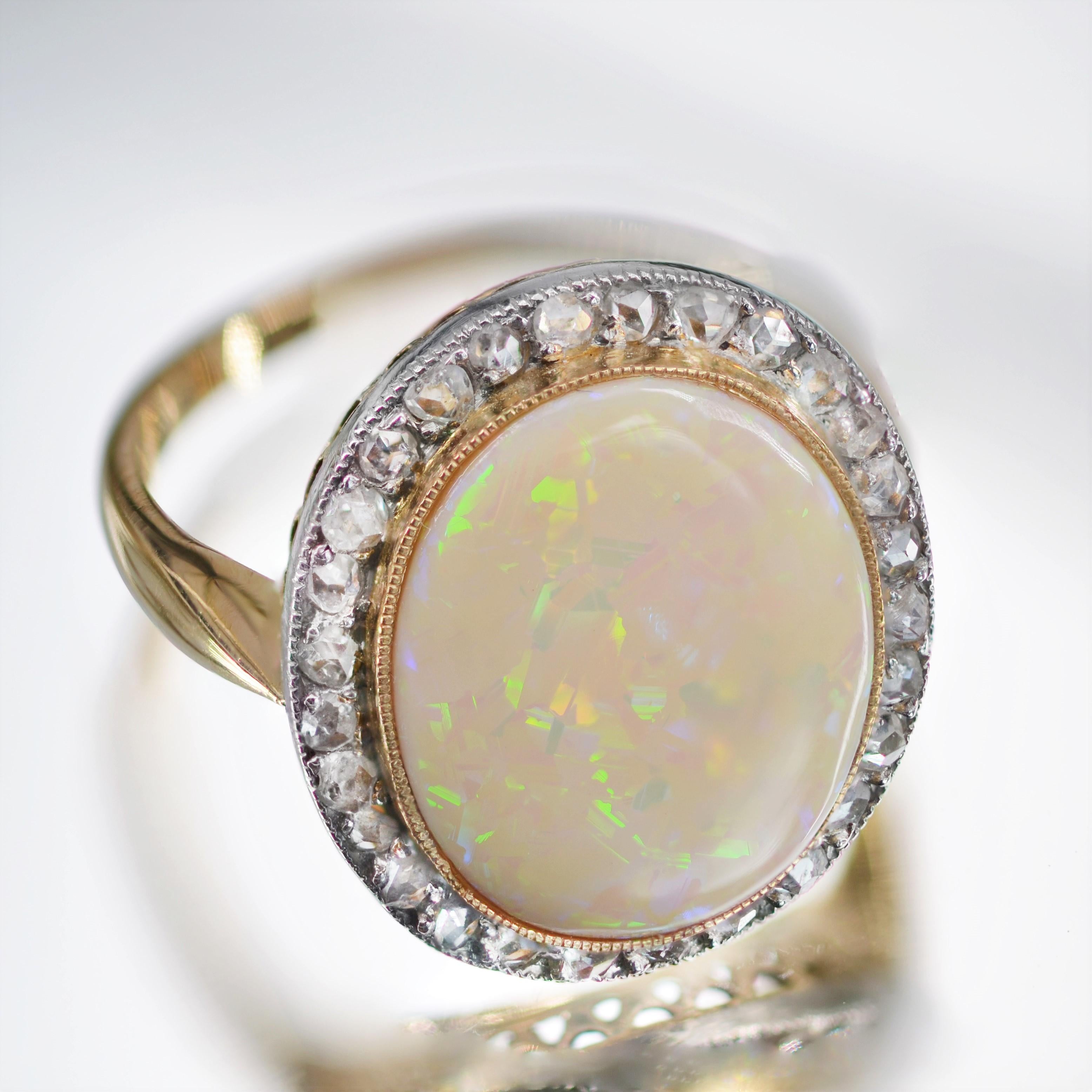 Bague en or jaune 18 carats avec opale et diamants, XXe sicle en vente 6