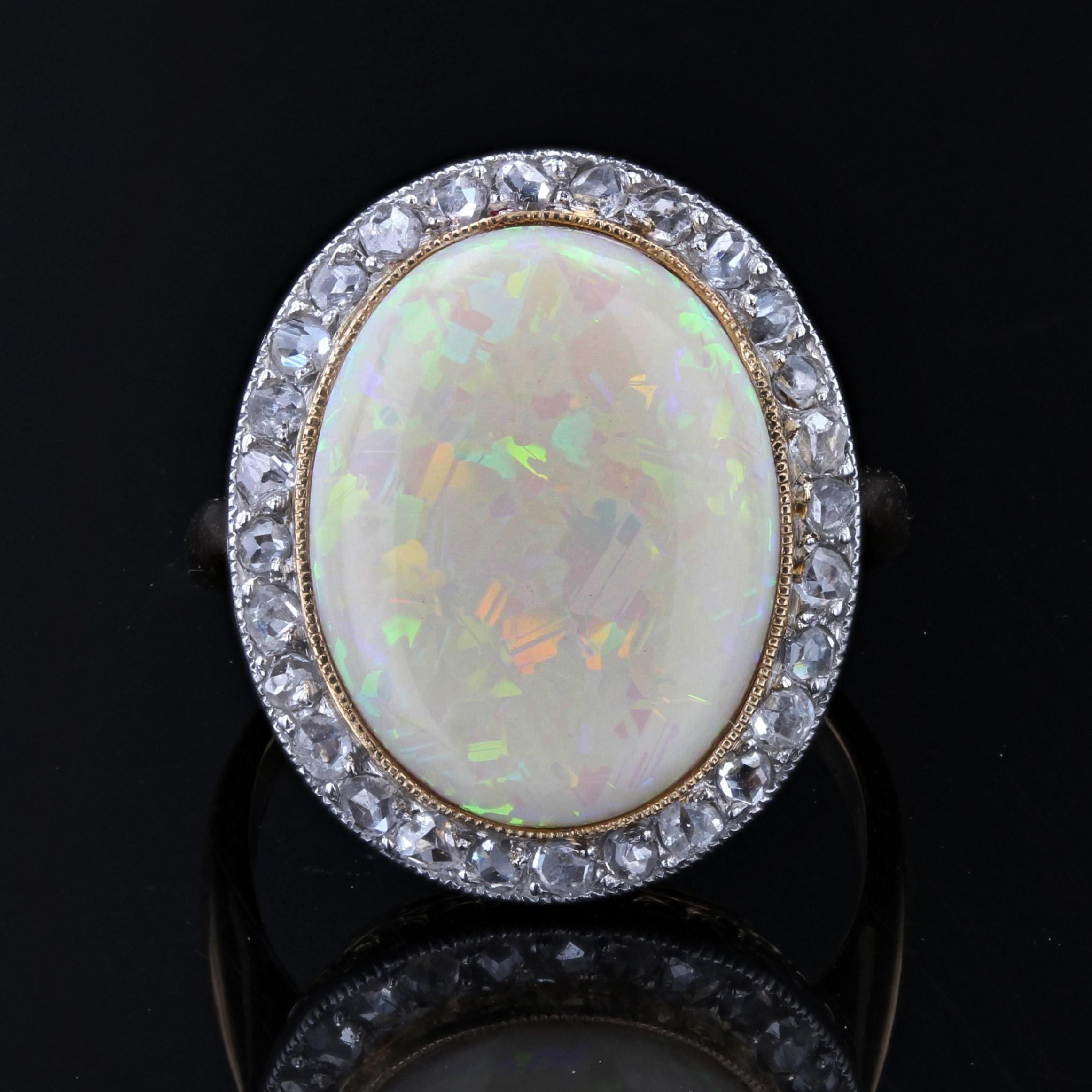 Belle Époque Bague en or jaune 18 carats avec opale et diamants, XXe sicle en vente