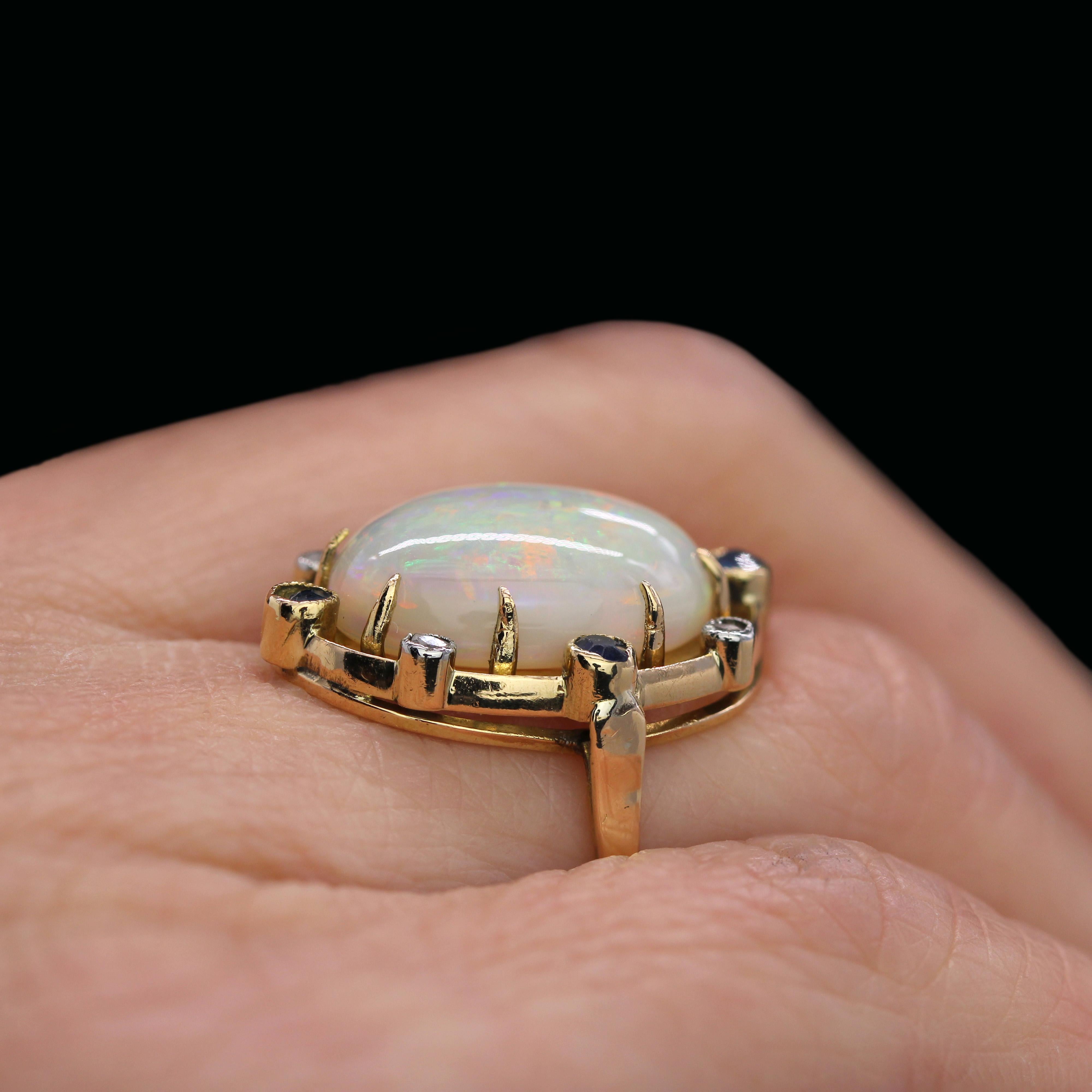Anello in oro giallo 18 carati con zaffiro e opale del XX secolo in vendita 7