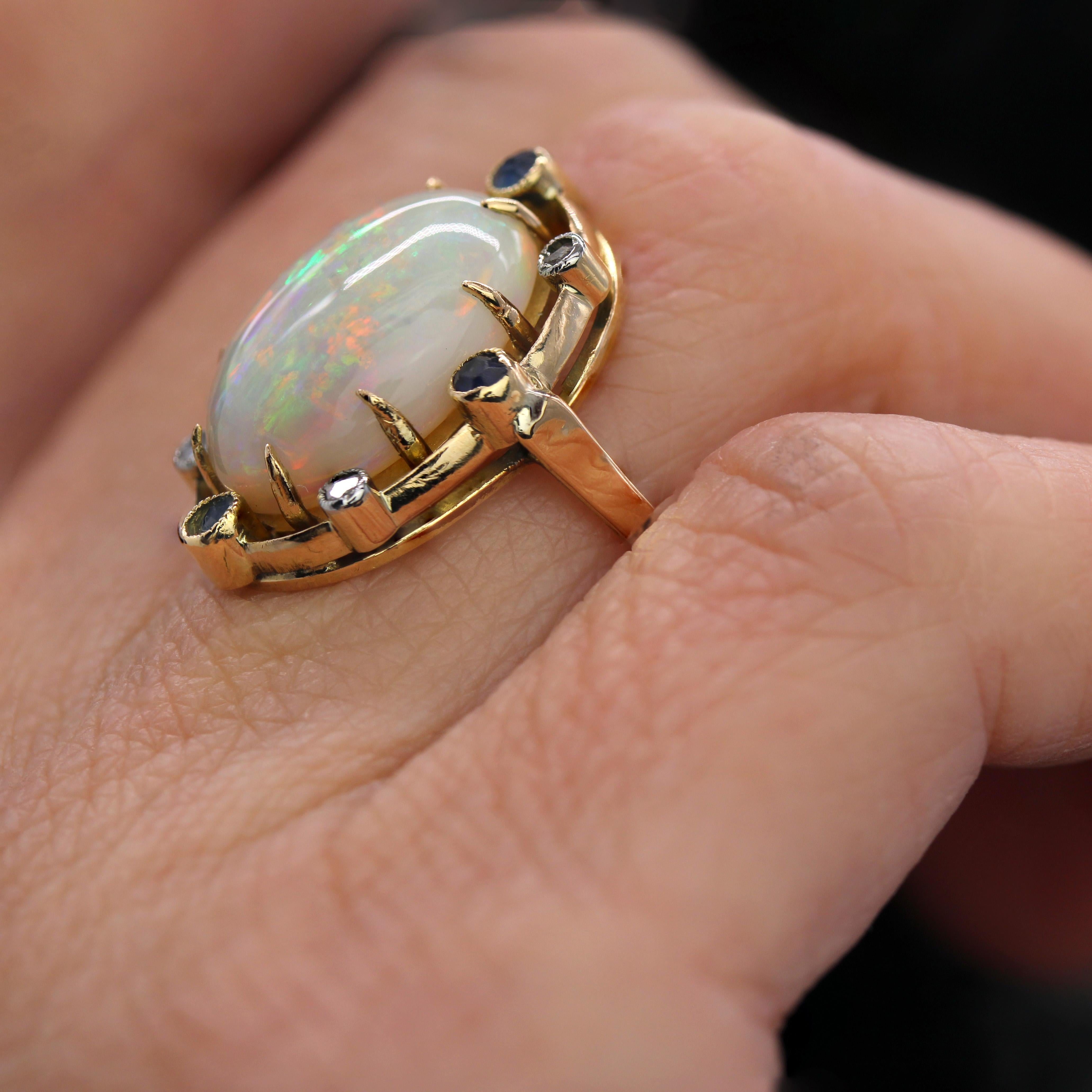 Anello in oro giallo 18 carati con zaffiro e opale del XX secolo in vendita 9