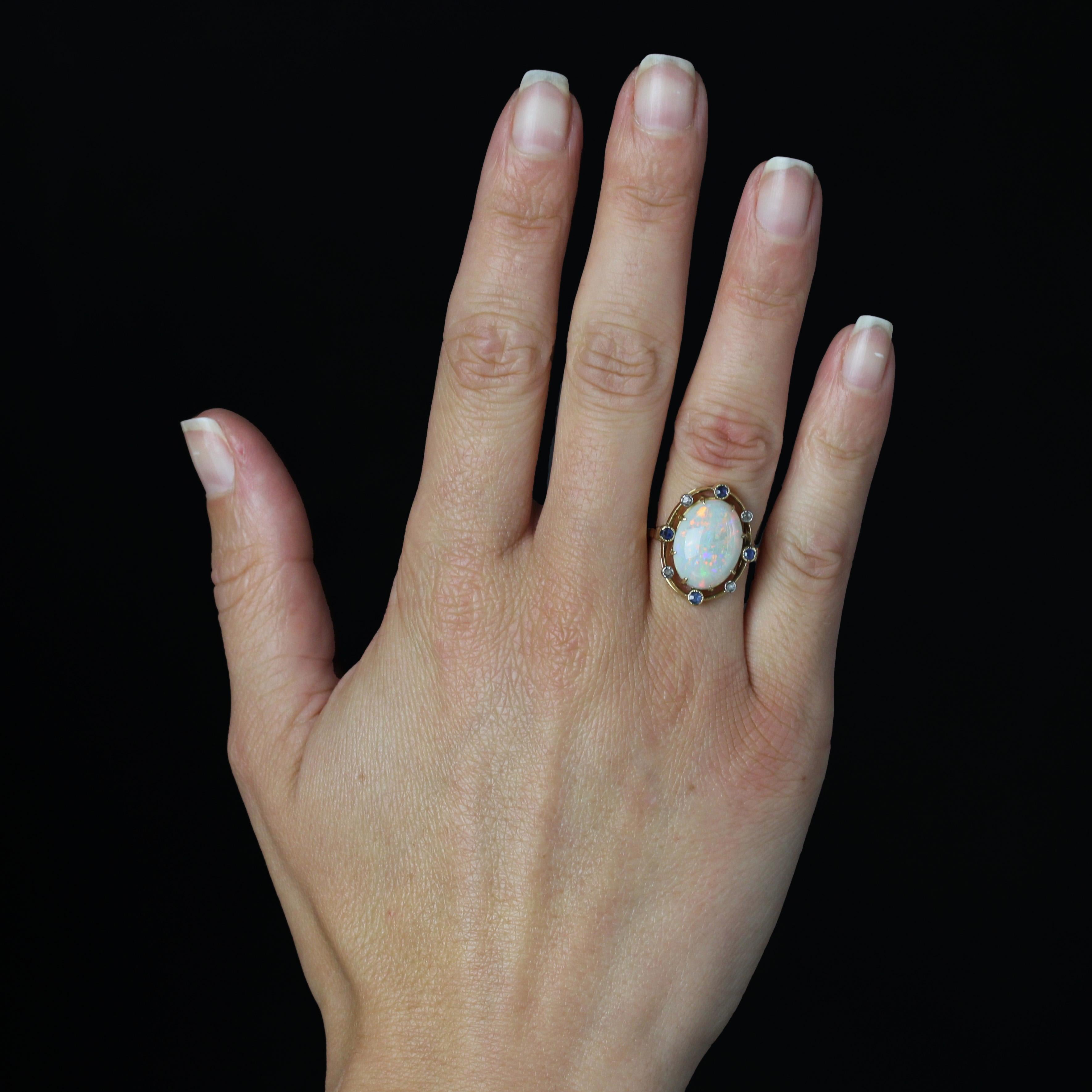 Anello in oro giallo 18 carati.
Un sublime anello antico, la cui montatura è di forma ovale e ornata lungo la circonferenza da un'alternanza di piccoli zaffiri rotondi e diamanti taglio rosa, tutti incastonati in millegradi. Al centro, un grande