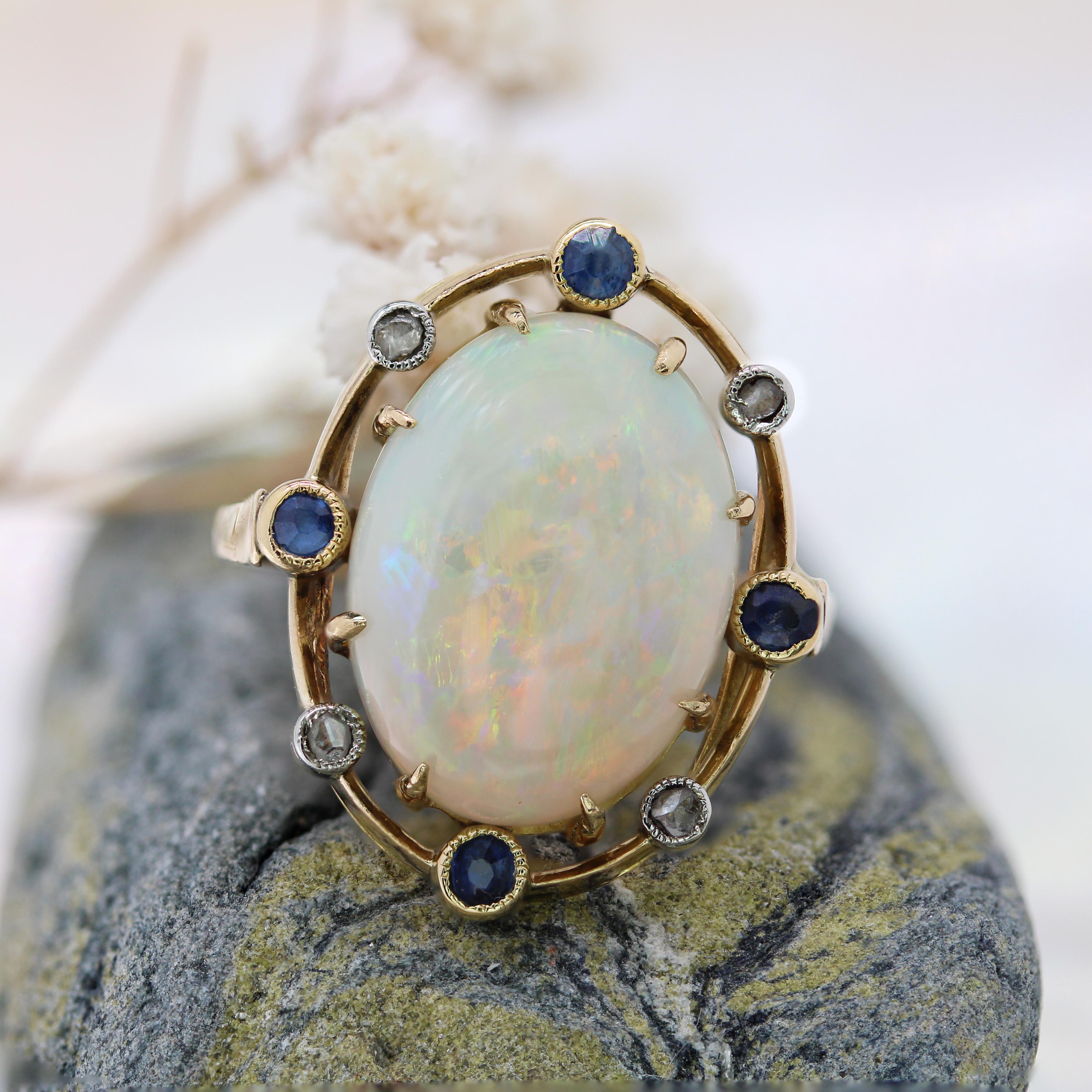 Belle Époque Anello in oro giallo 18 carati con zaffiro e opale del XX secolo in vendita