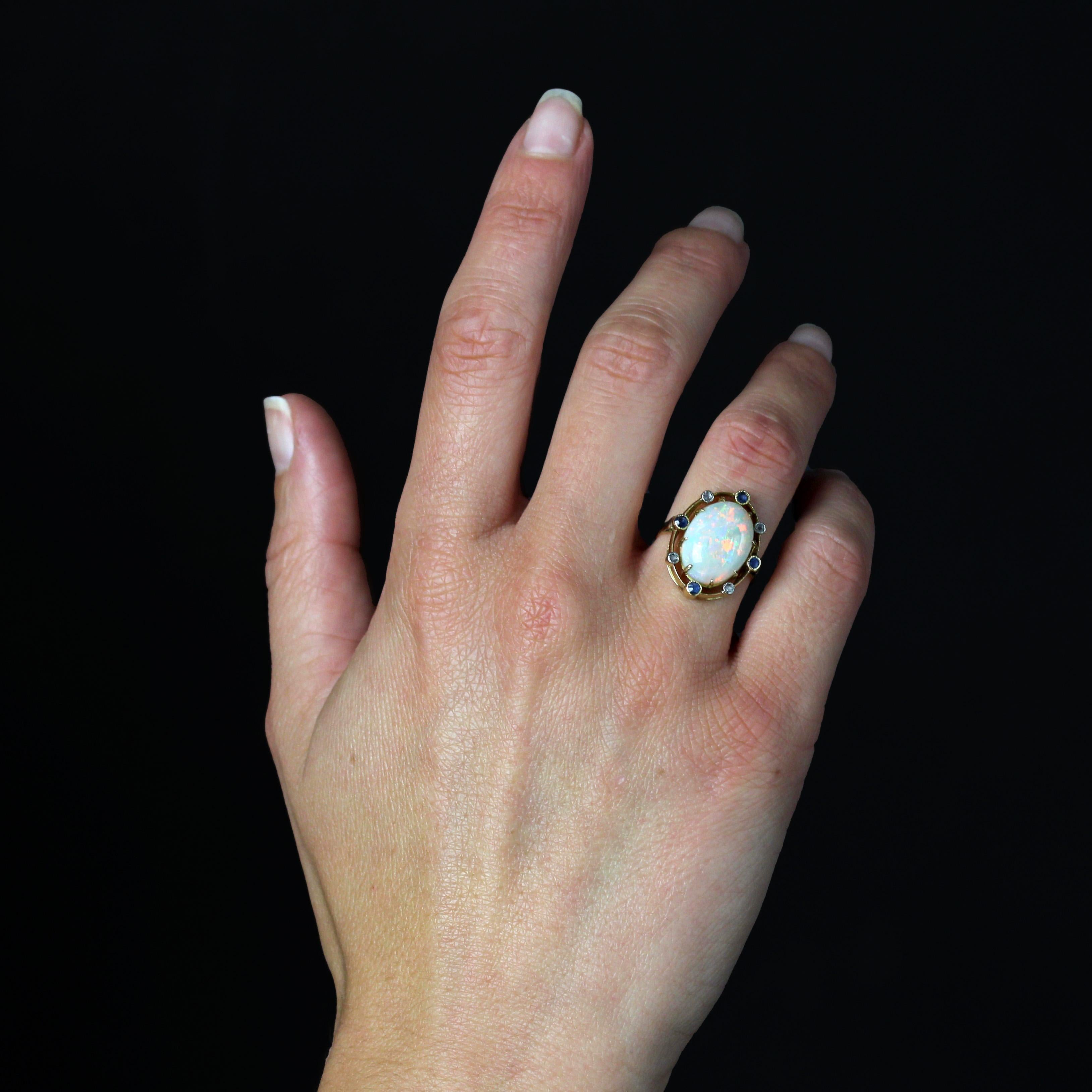 Cabochon Anello in oro giallo 18 carati con zaffiro e opale del XX secolo in vendita