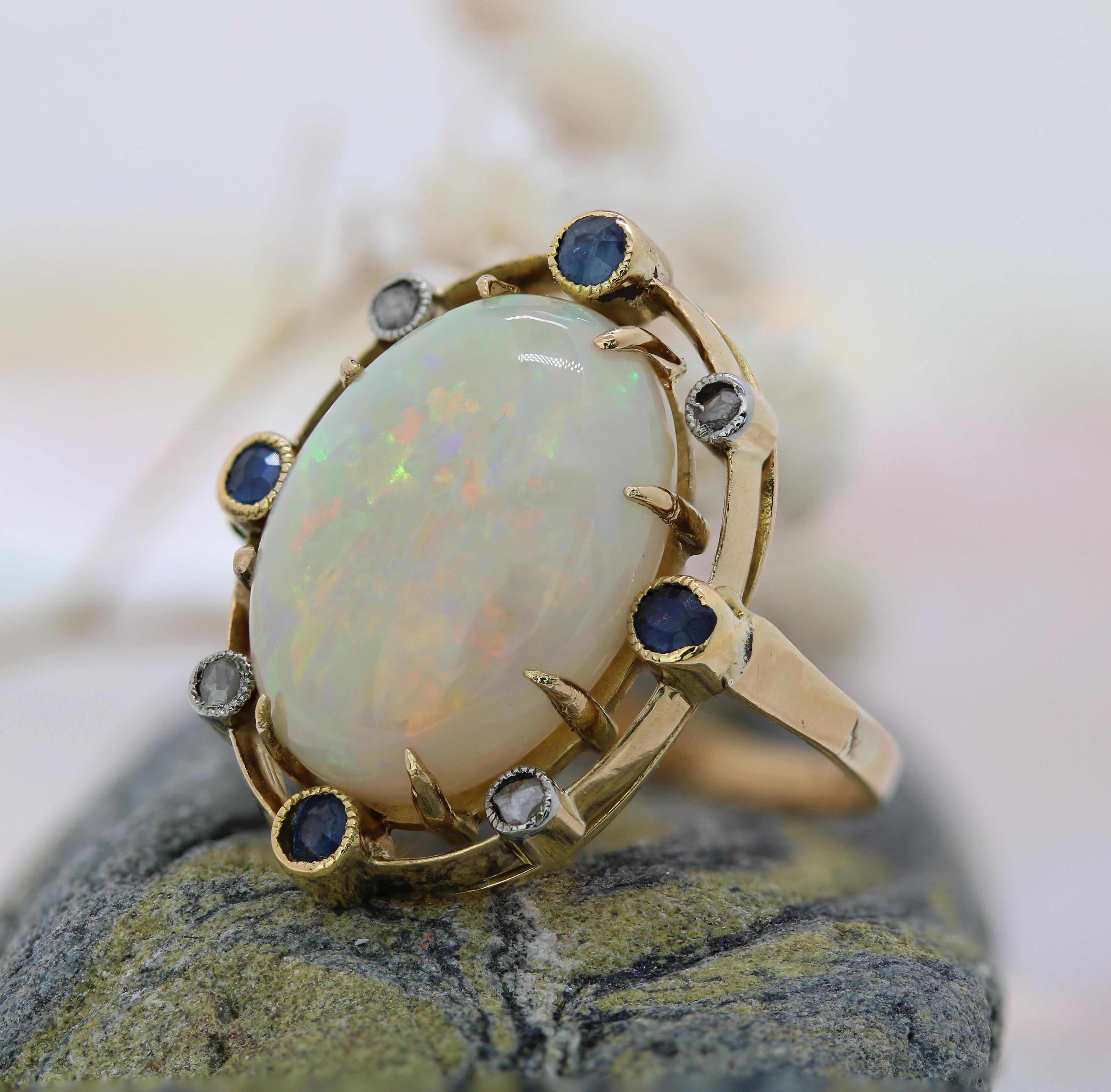 Anello in oro giallo 18 carati con zaffiro e opale del XX secolo in vendita 1
