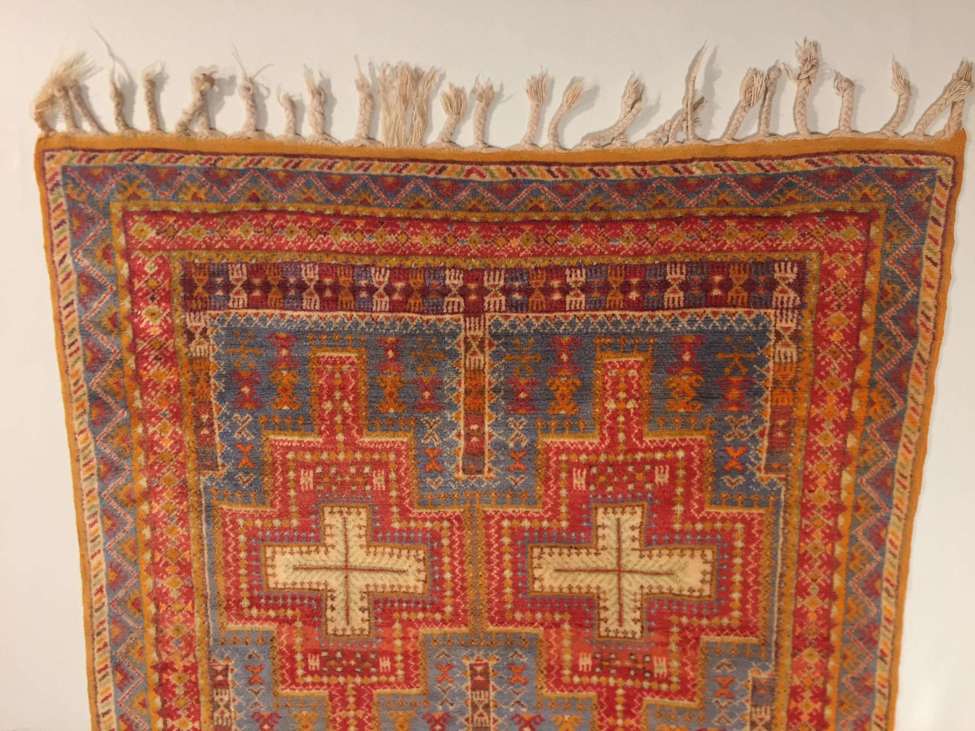 Berber carpet of the Oouauzouite quality. This type of rug is characterized by a saffron yellow wool structure. They are rugs that arise from the imagination of women who, in addition to the classical themes of the culture of the nomad populations,