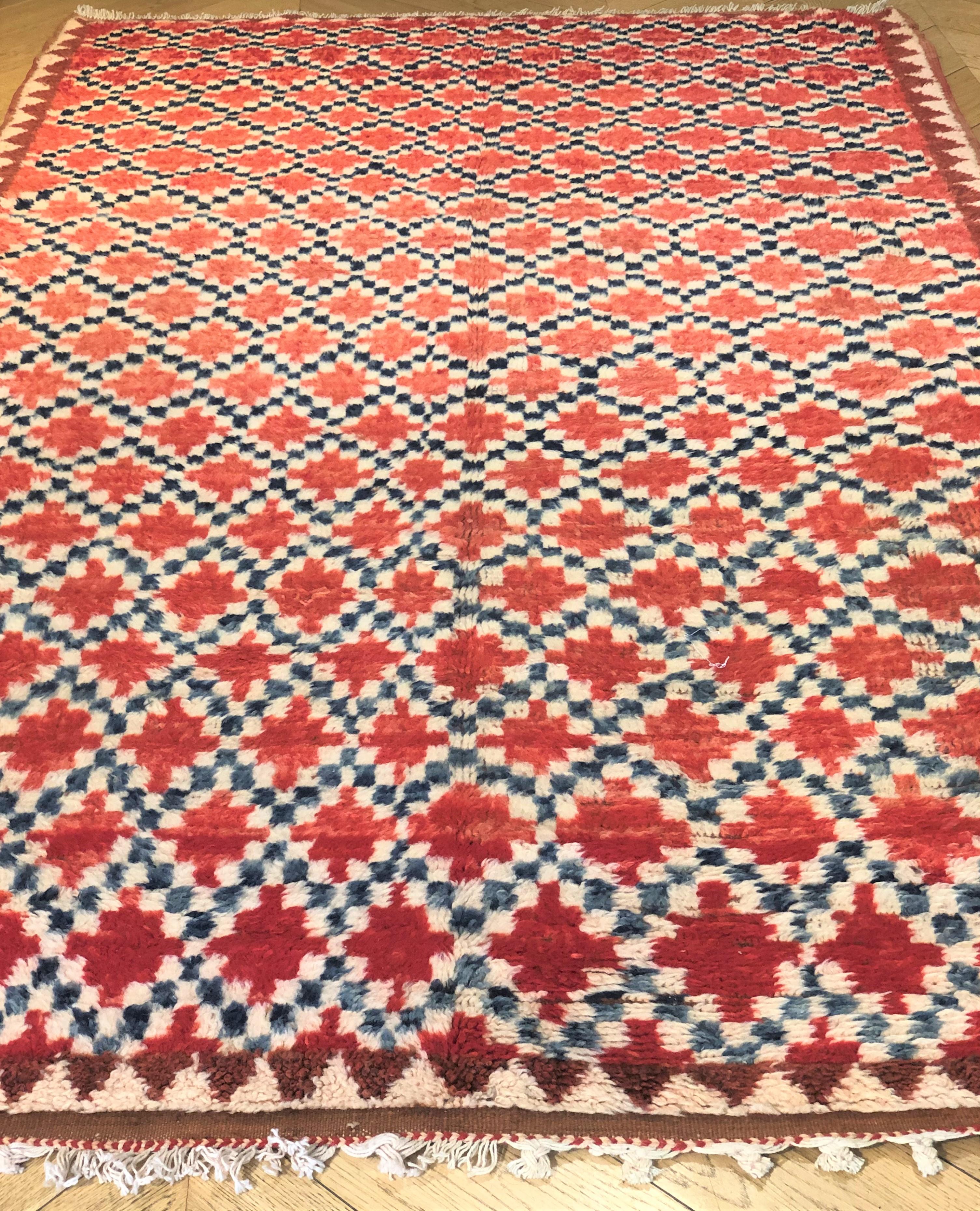 20393 Berber cm. 255 x 147 € 2,800
Beautiful vintage Azilal carpet with different shades of red / orange, cream white, black. The Azilal carpets come from the steep and steep Azilal (Moroccan region of the Berberi), located in the remote and