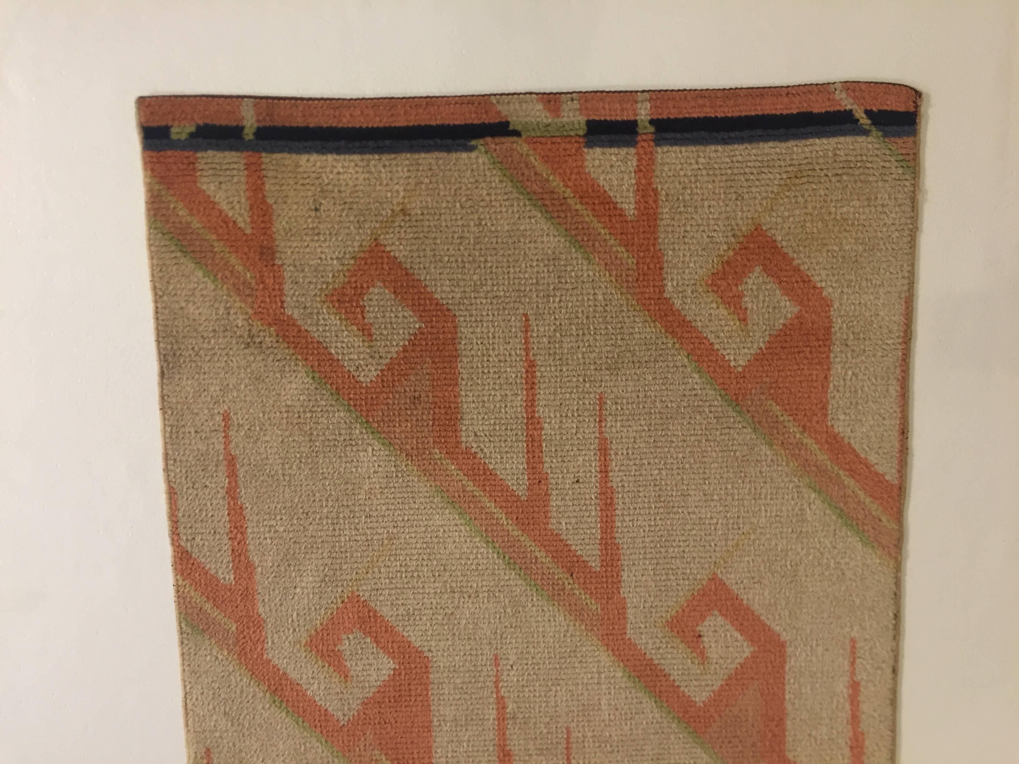 Some motifs of the Art Deco are just re-readings of classical themes. The geometry of this rug proposes a positive / negative element used as a decoration in many forms. What makes it special in addition to proportions are bright colors and