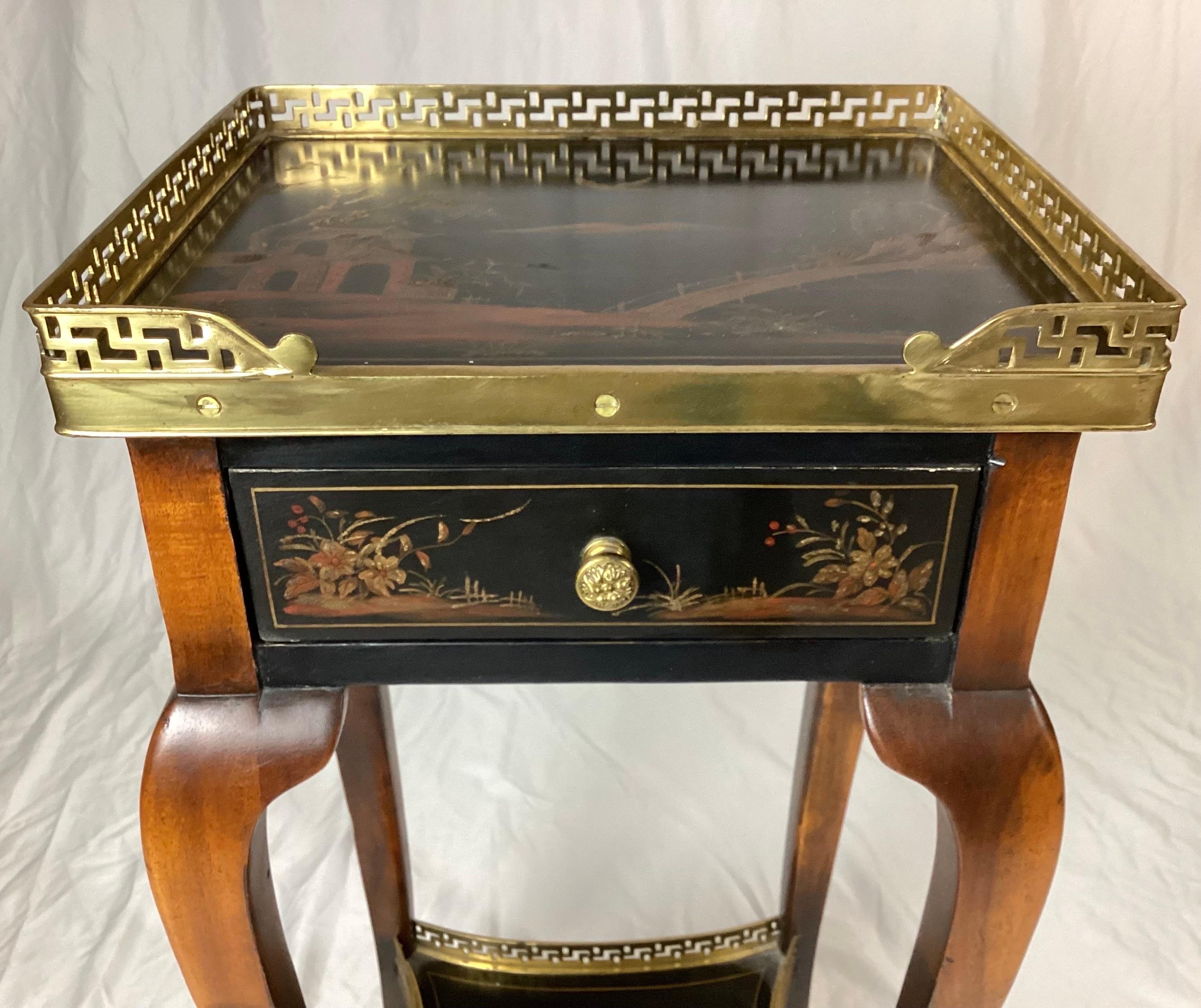 20th Century Oriental Chinoiserie Decorated One Drawer Stand with Brass Gallery (a Gallery) en vente 5