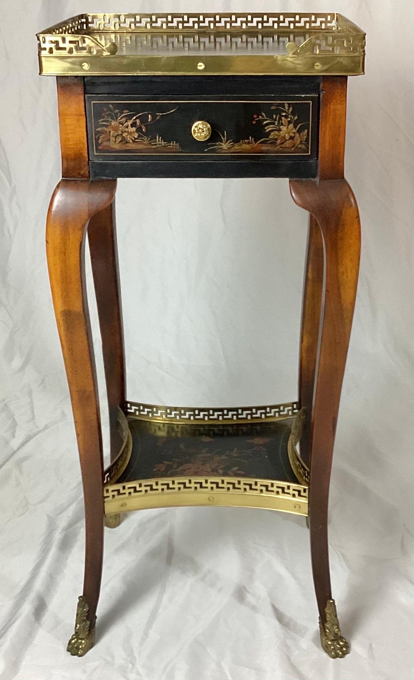 20th Century Oriental Chinoiserie Decorated One Drawer Stand with Brass Gallery (a Gallery) Excellent état - En vente à Lambertville, NJ