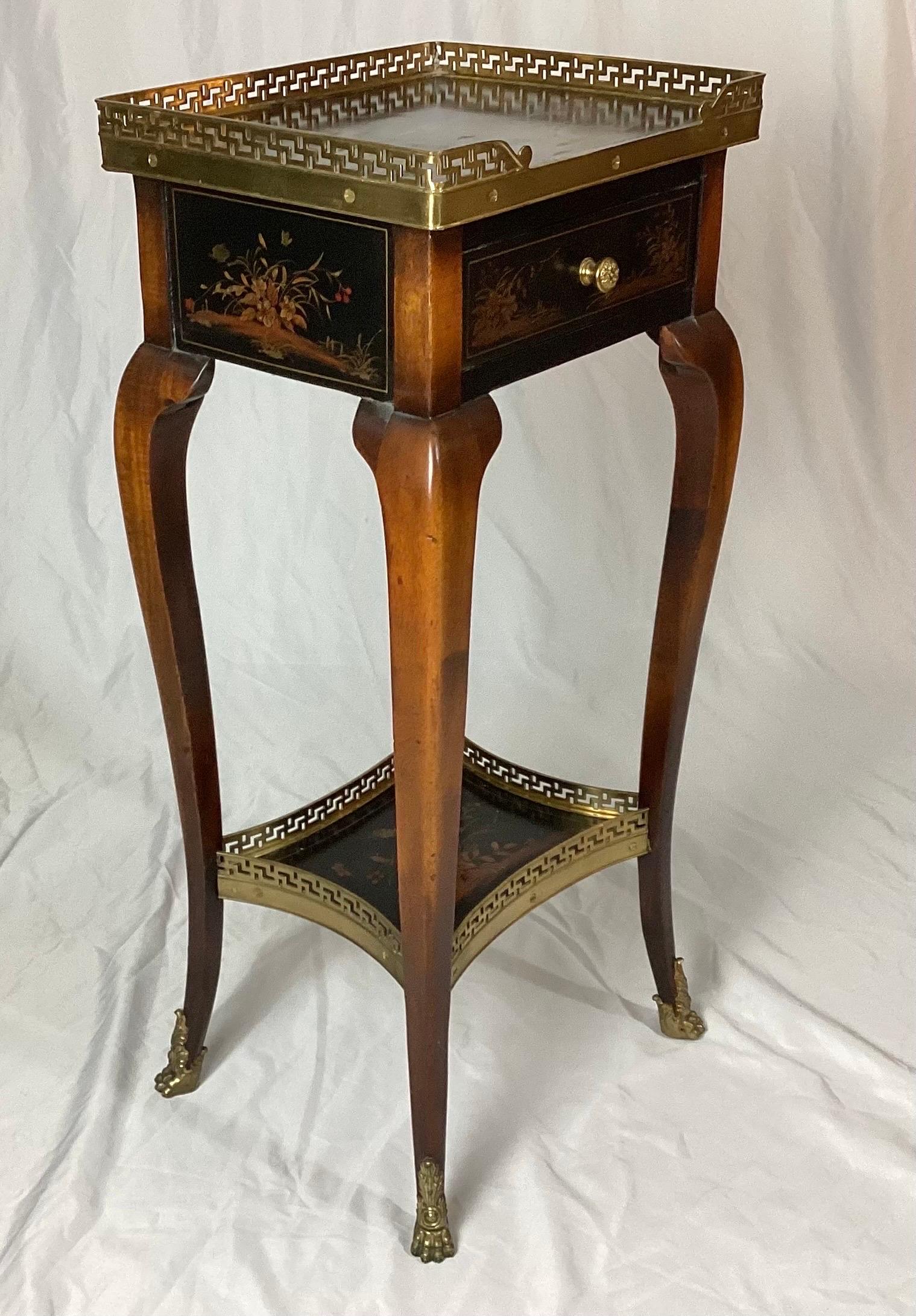 Bois 20th Century Oriental Chinoiserie Decorated One Drawer Stand with Brass Gallery (a Gallery) en vente
