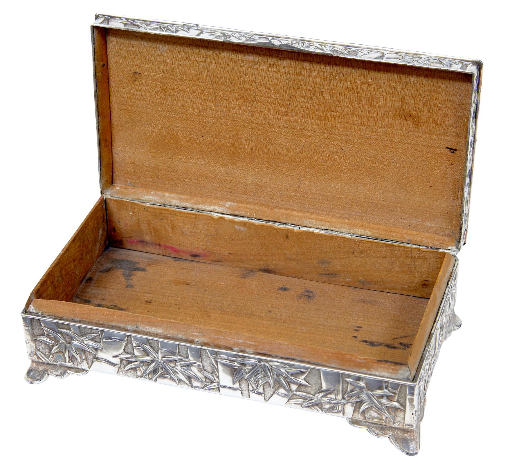 Caja oriental para tabaco del siglo XX, de plata plateada y decorada con bambú, hacia 1925.

Caja de plata china de gran calidad, firmada y fechada en 1925. Profusamente fundido y decorado con bambú y texto chino estilizado.

Ligeras pérdidas en la