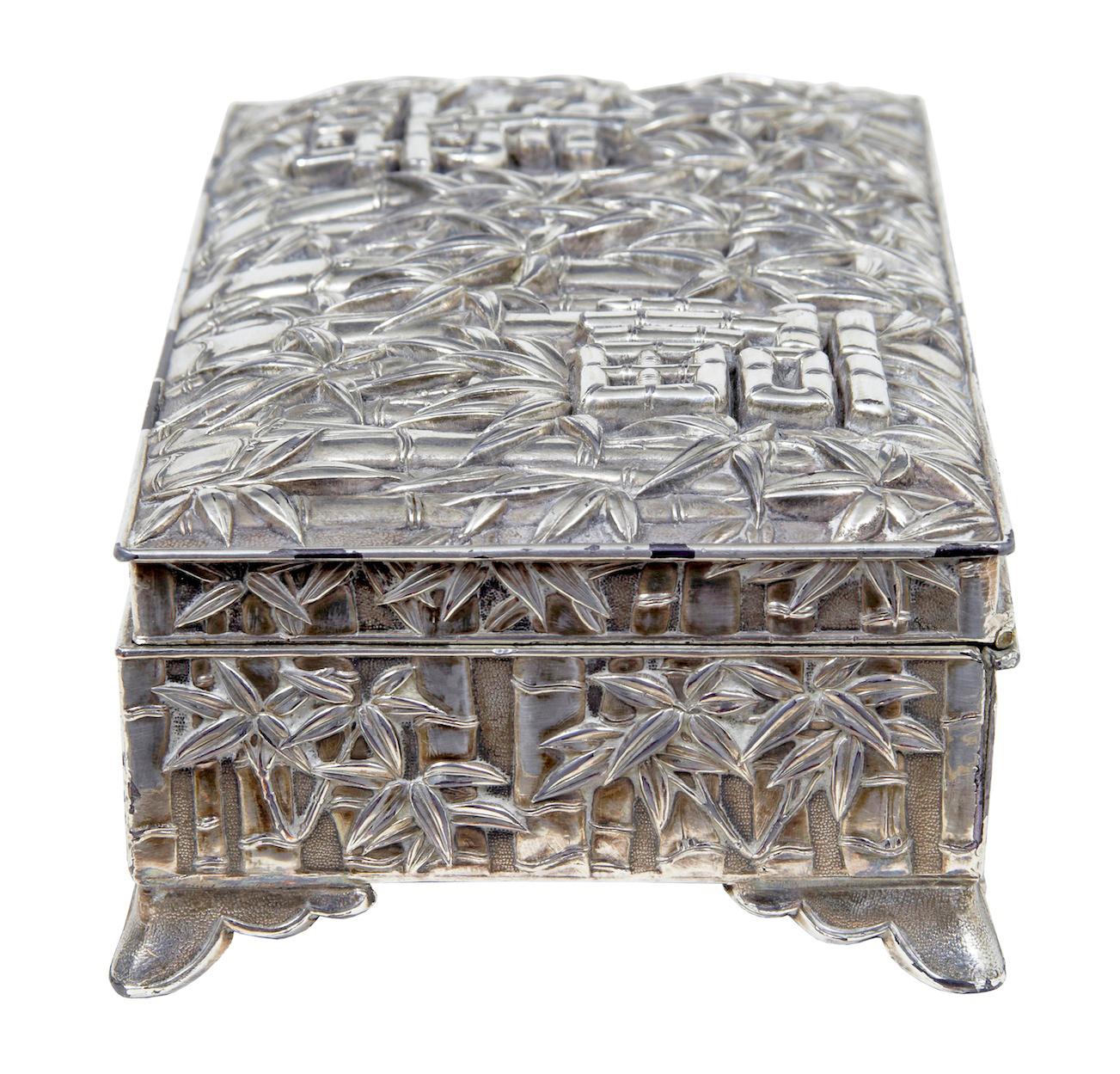 tabaquera oriental del siglo xx plateada decorada con bambú Chino en venta