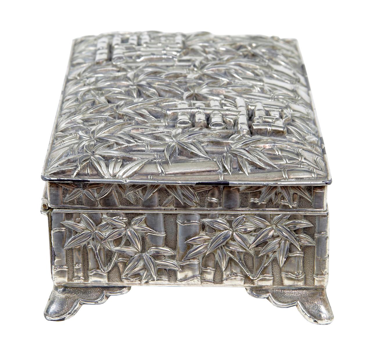 Orientalische, mit Bambus verzierte Tabakdose aus Silberblech des 20. Jahrhunderts (Gegossen) im Angebot