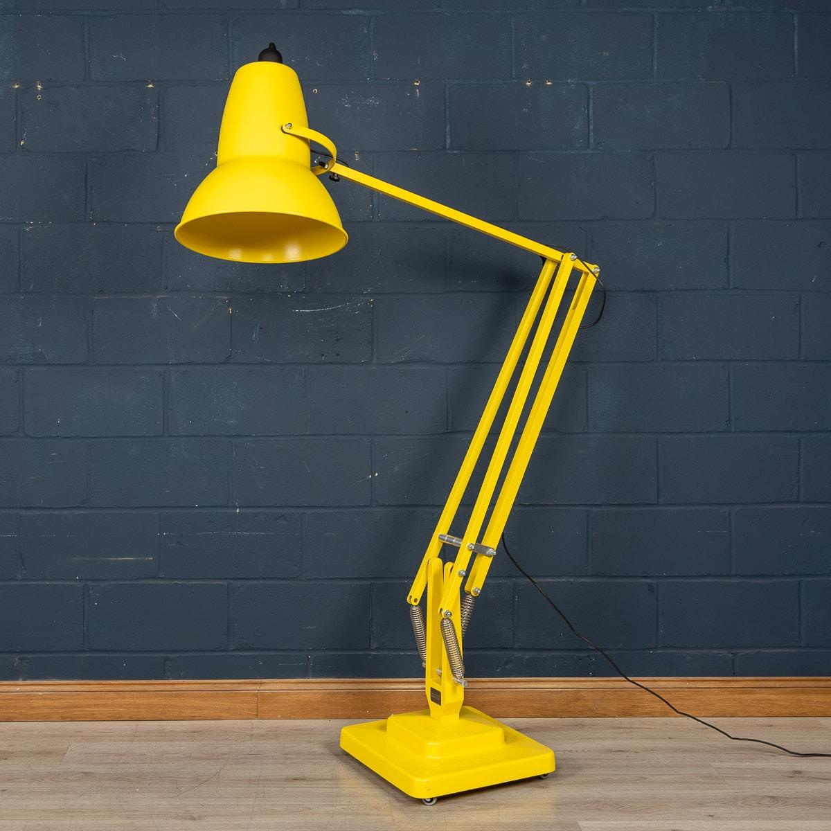 A stunning vintage 1227 Anglepoise Lamp, it is one of the most iconic British designs of the 20th century. The 1227 Anglepoise Giant is the only one still being produced in the UK with the production of all other models now being moved to China.