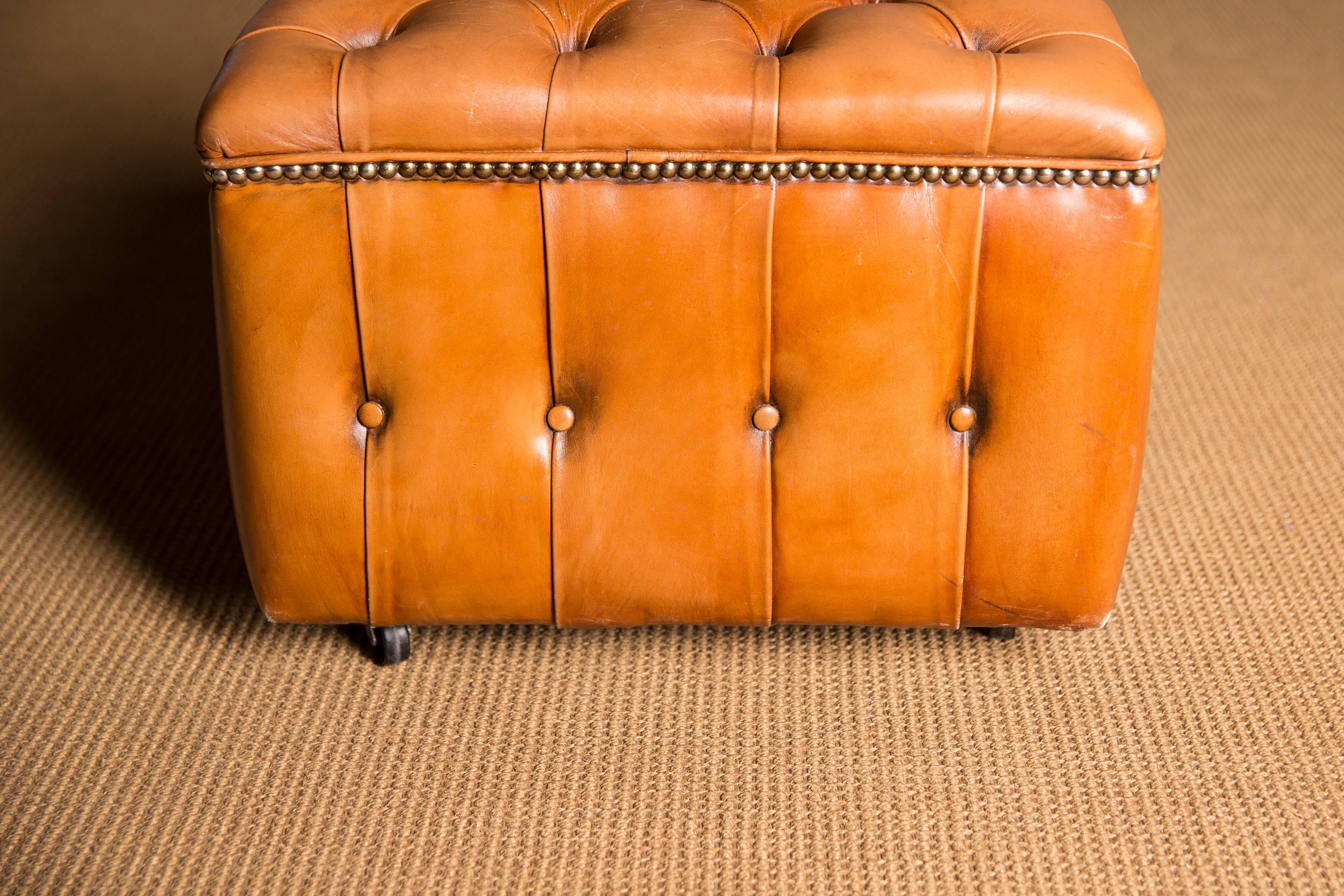 20th Century Original English Chesterfield Leather Stool In Good Condition In Berlin, DE