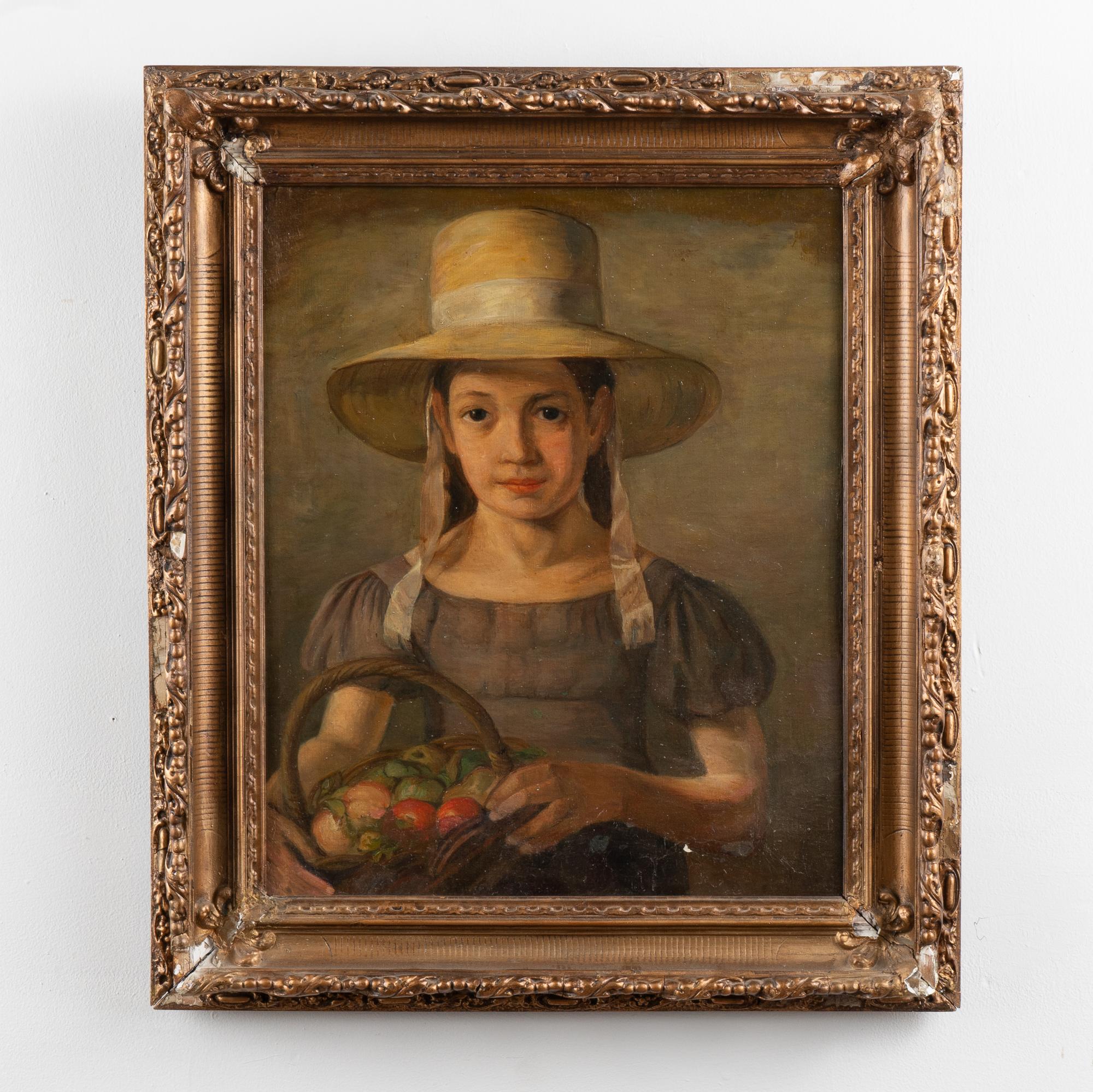 Dipinto originale a olio su tela di una giovane ragazza con cappellino che tiene in mano un cesto di frutta. 
La tela presenta graffi e screpolature, bucce/perdite di vernice e ritocchi. Crepe e perdite sulla cornice.
Si prega di fare riferimento