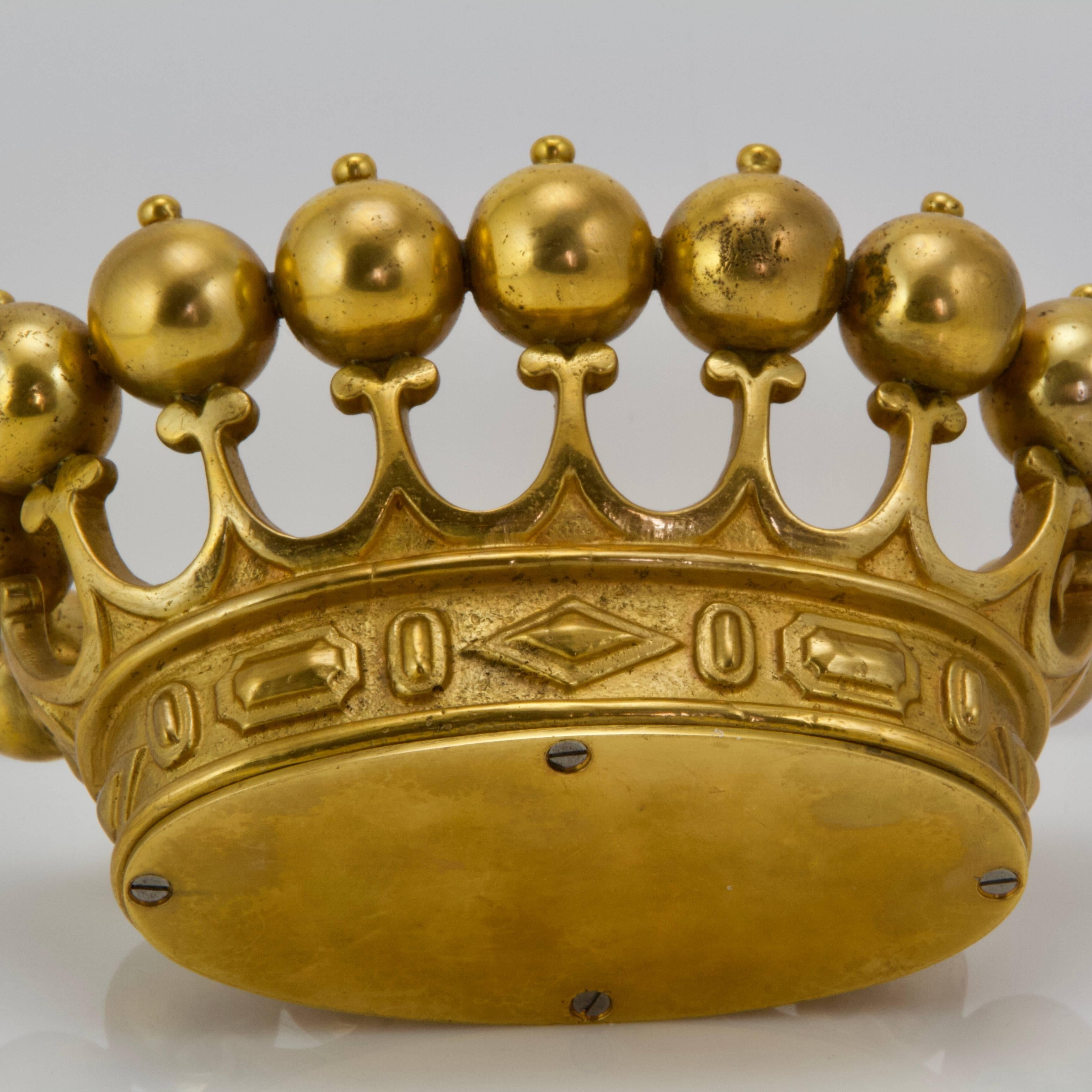 Reproduction of a carriage crown representing a earl crown.
In ormolu. Flat bottom screwed.
Weight: 1766 gr
Ten have been made in Paris in 1994 by a workshop specialized in bronze gilded.
For history: this type of decorative element was put on