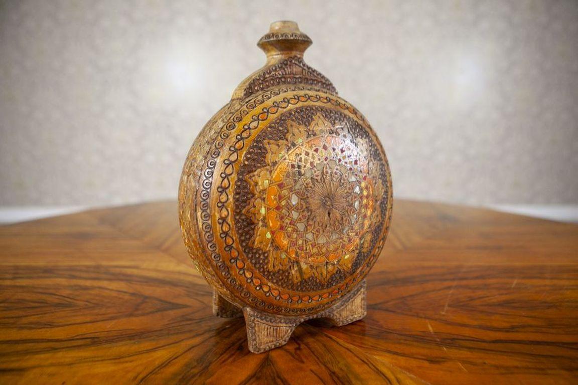 Botella de agua de madera decorada del siglo XX. Falta el atasco de madera.