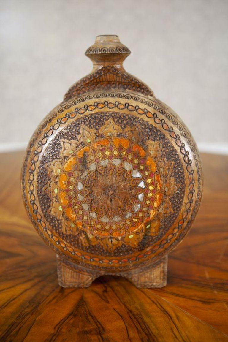 Botella de agua de madera decorada del siglo XX Europeo en venta