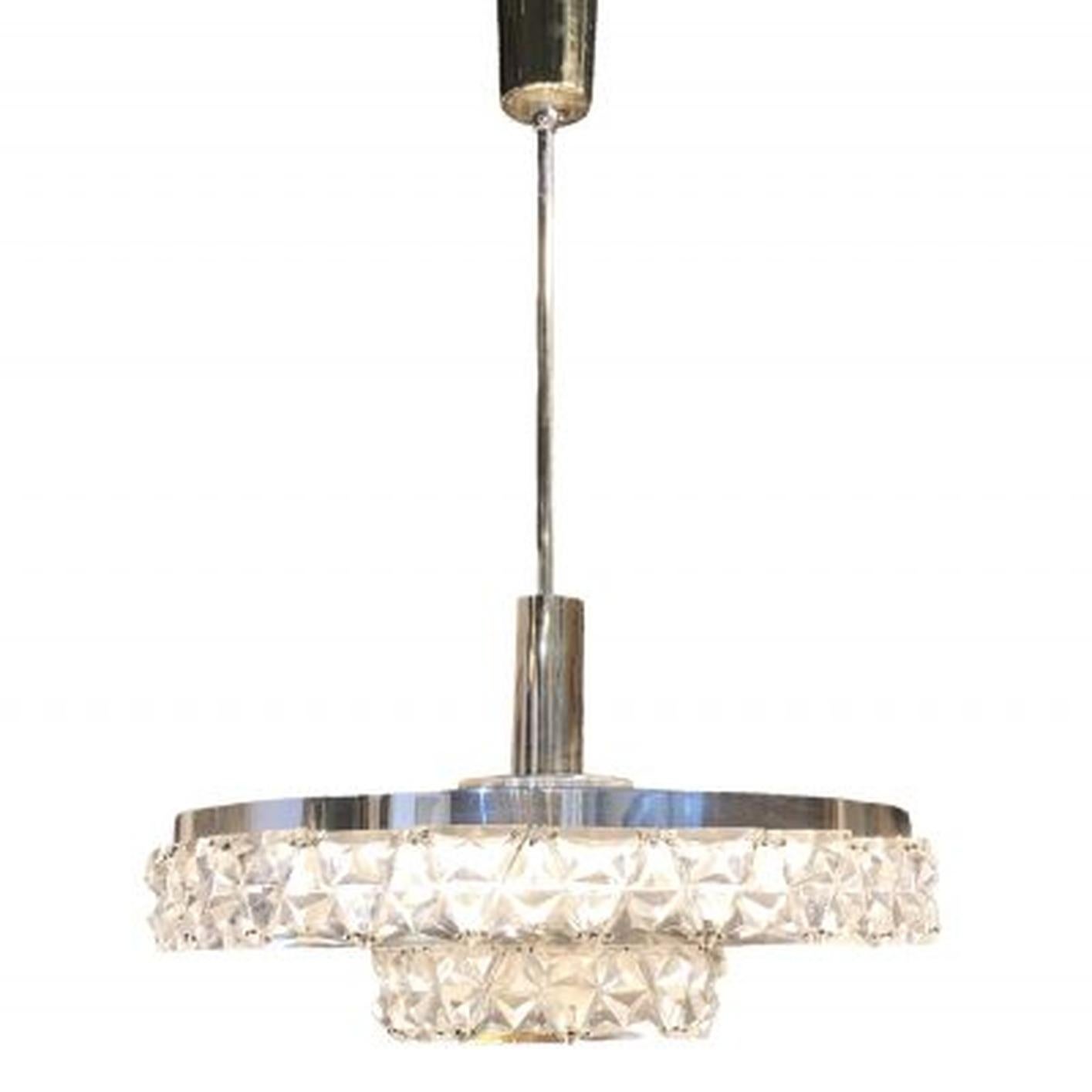 Plafonnier suédois vintage du milieu du siècle, rond, composé d'une armature en laiton chromé et de verre Orrefors soufflé à la main, doté d'une douille à quatre lumières. Le lustre scandinave, pendentif a été conçu par Carl Fagerlund et produit par